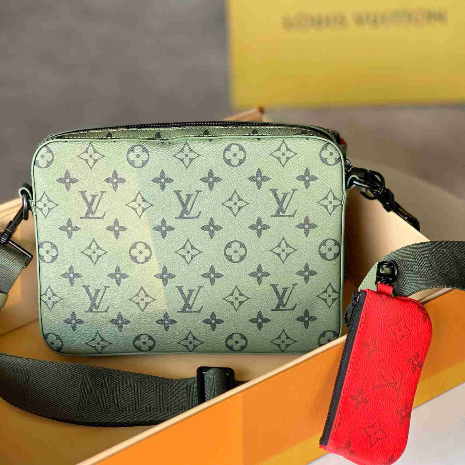 Louis Vuitton Trio Messenger   M23783 - PerfectKickZ