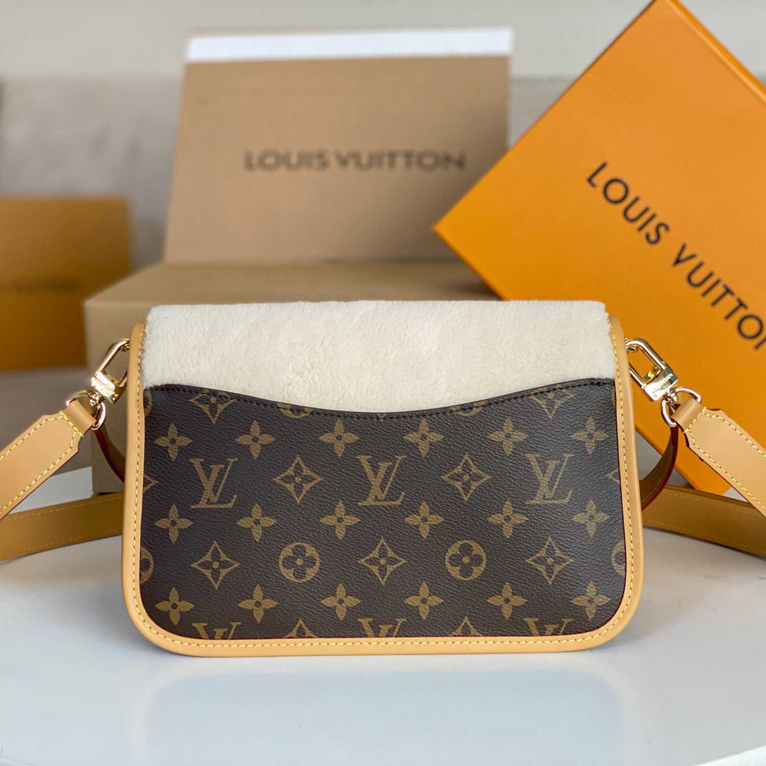 Louis Vuitton Diane (24 x 15 x 9cm)  M46317 - PerfectKickZ