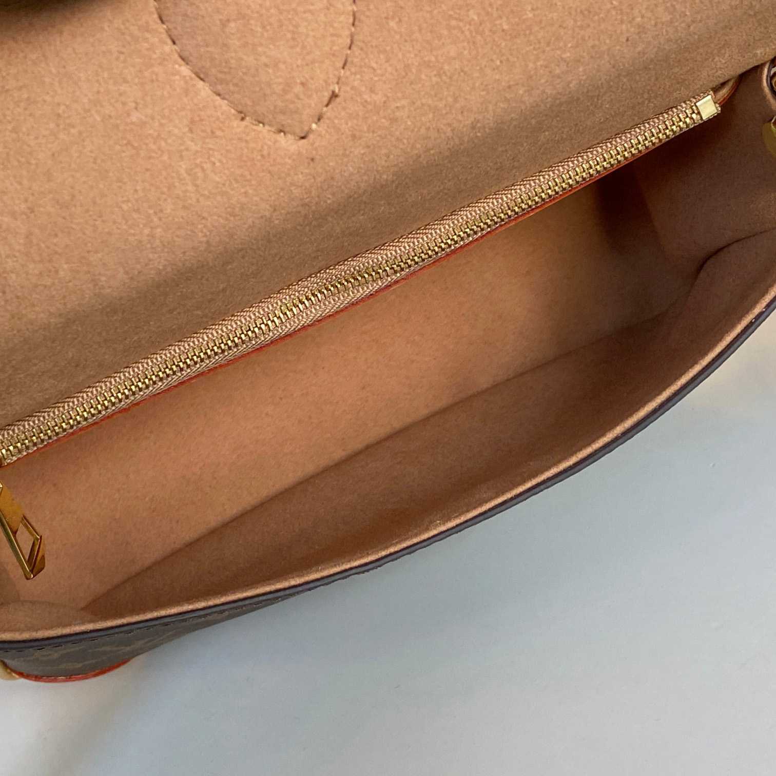Louis Vuitton Diane (24 x 15 x 9cm)  M46317 - PerfectKickZ