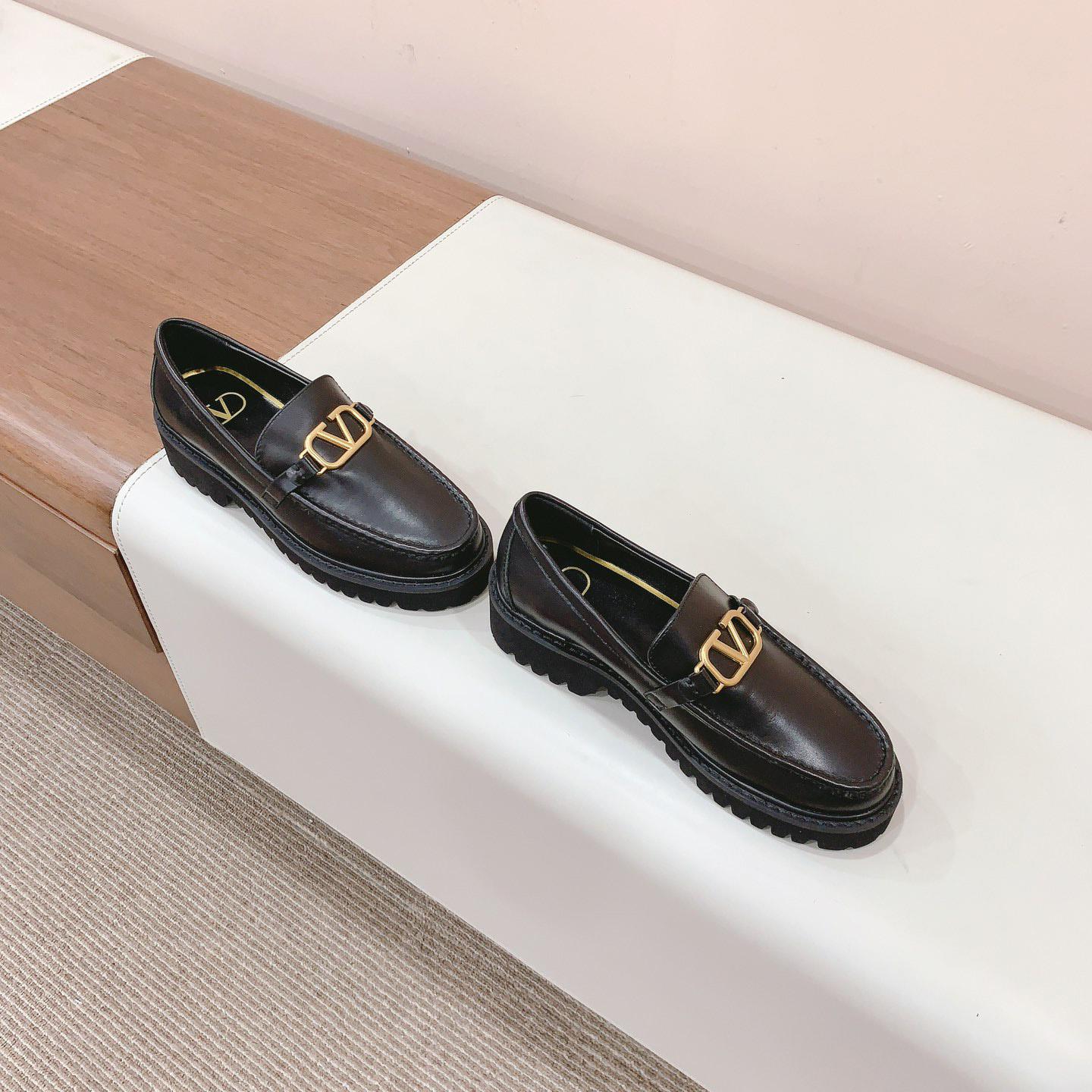 Valenti Garavani Vlogo Leather Loafer - PerfectKickZ