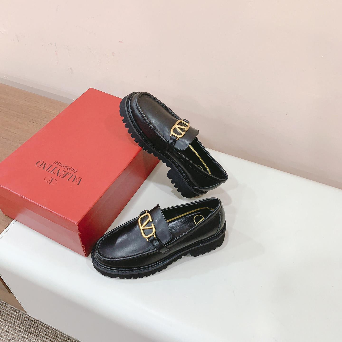 Valenti Garavani Vlogo Leather Loafer - PerfectKickZ
