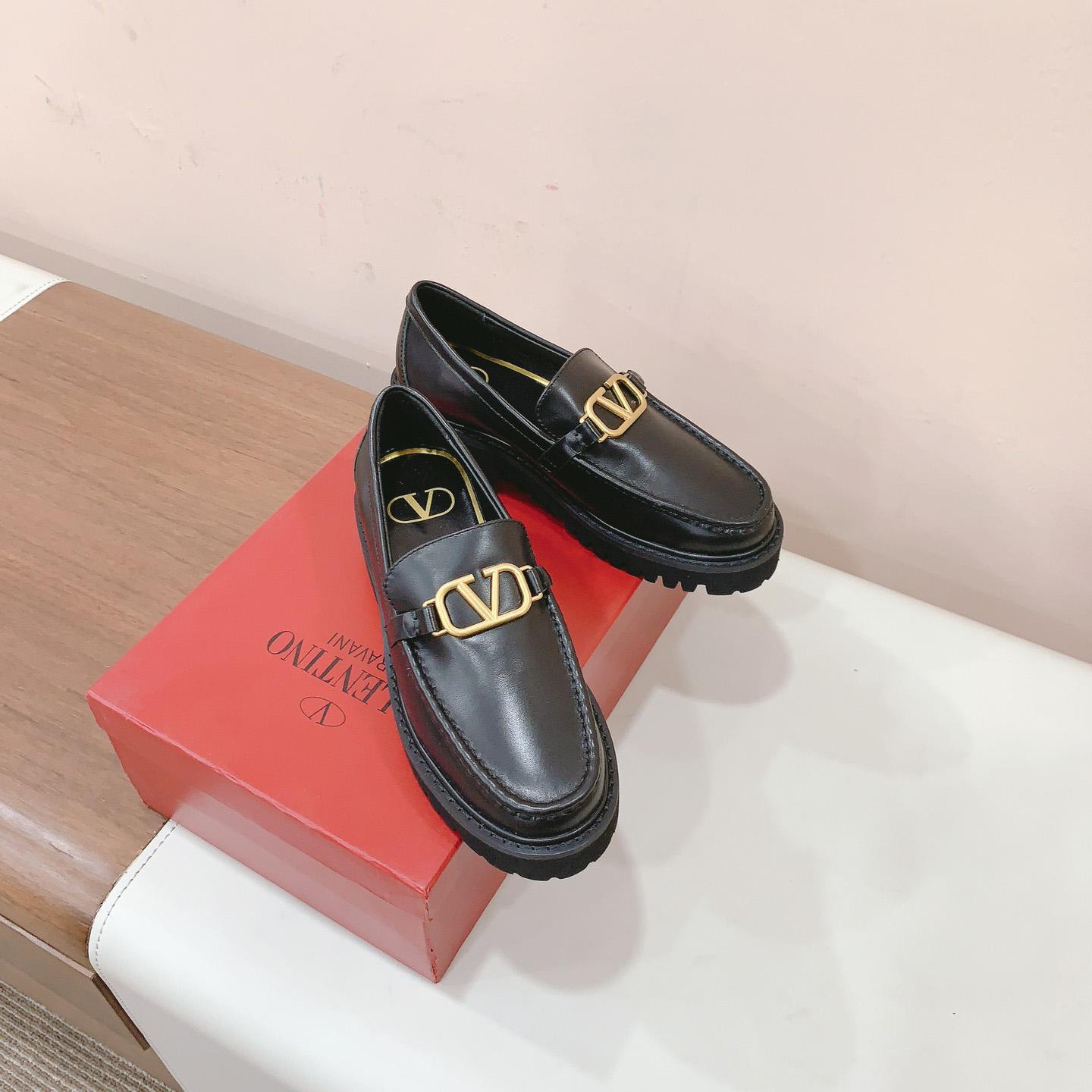 Valenti Garavani Vlogo Leather Loafer - PerfectKickZ