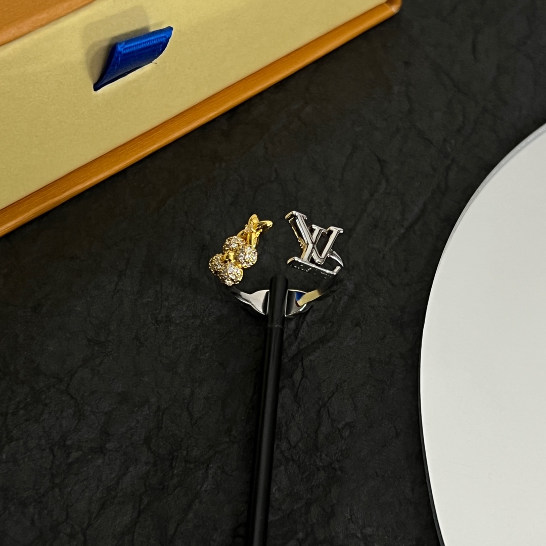 Louis Vuitto LV Gram Ring - PerfectKickZ