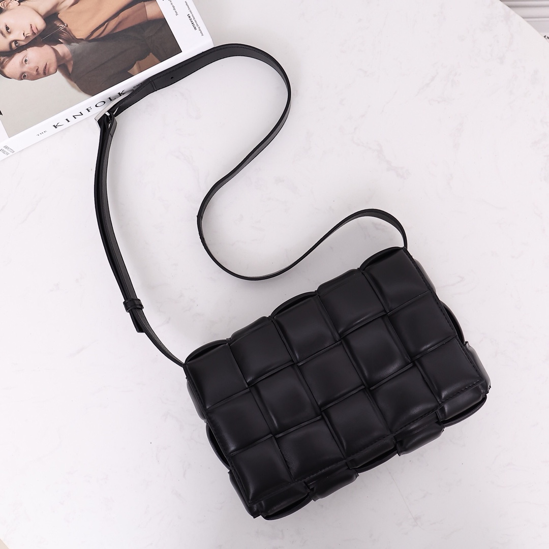 Bottega Veneta Padded Cassette Bag(26*18*8CM) - PerfectKickZ