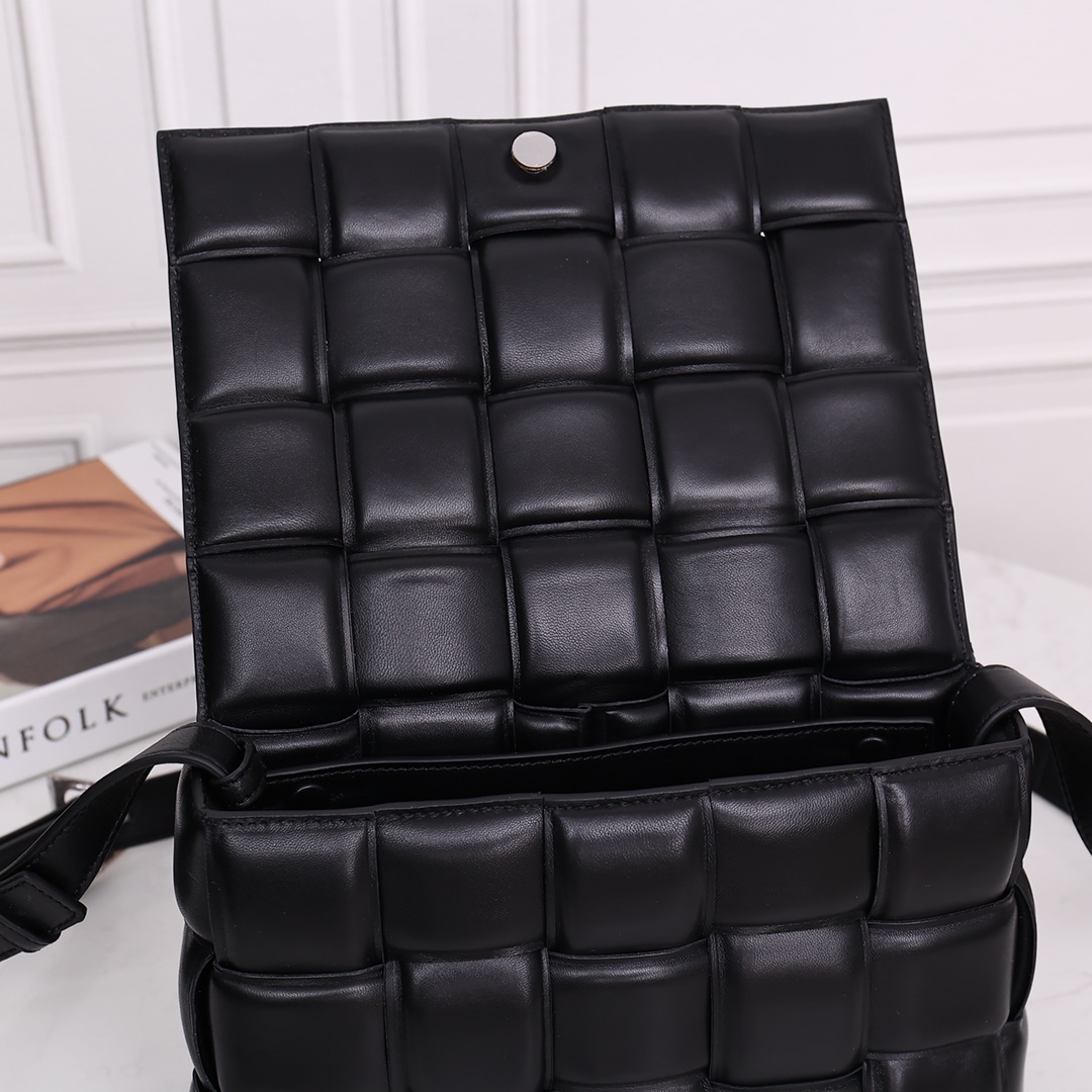 Bottega Veneta Padded Cassette Bag(26*18*8CM) - PerfectKickZ