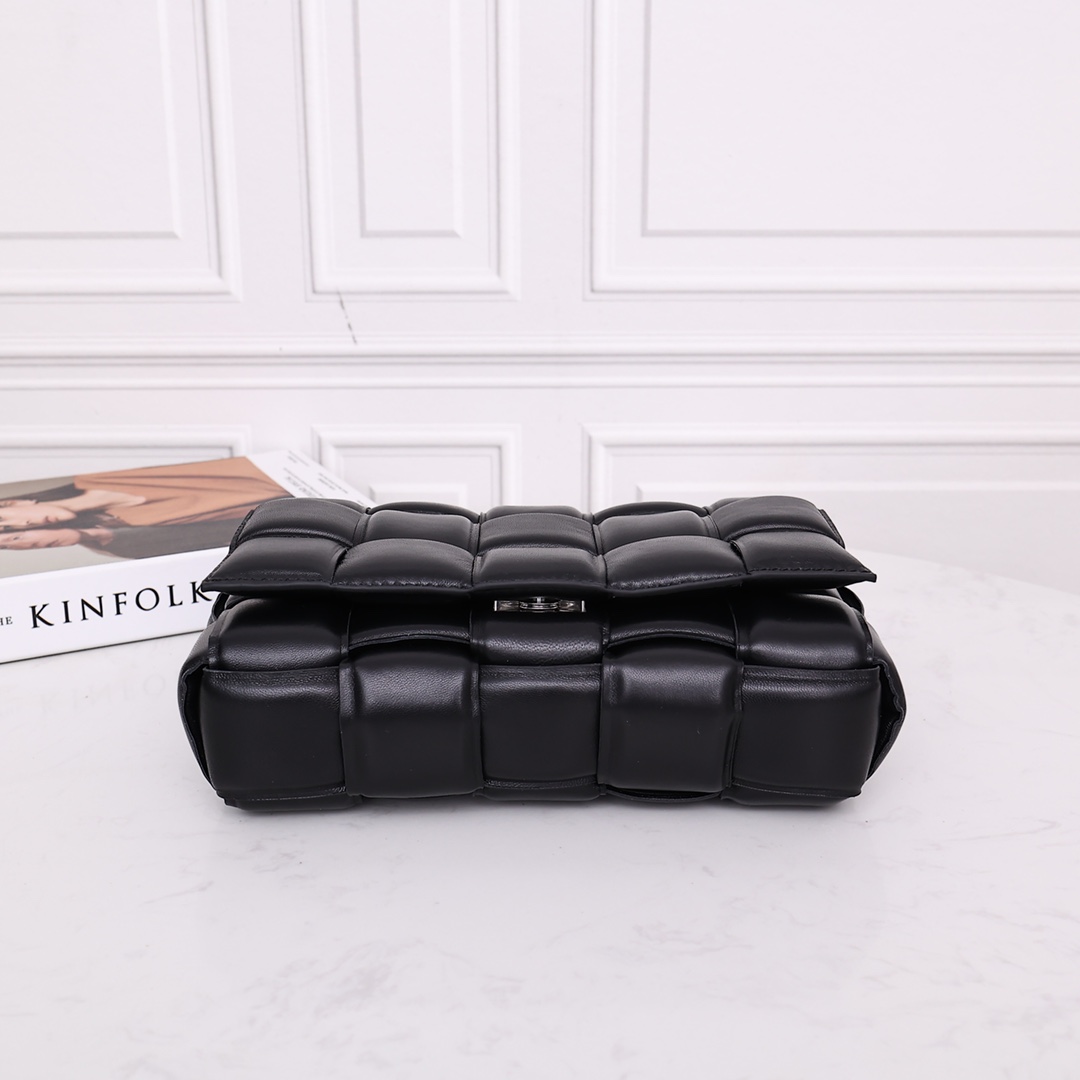 Bottega Veneta Padded Cassette Bag(26*18*8CM) - PerfectKickZ