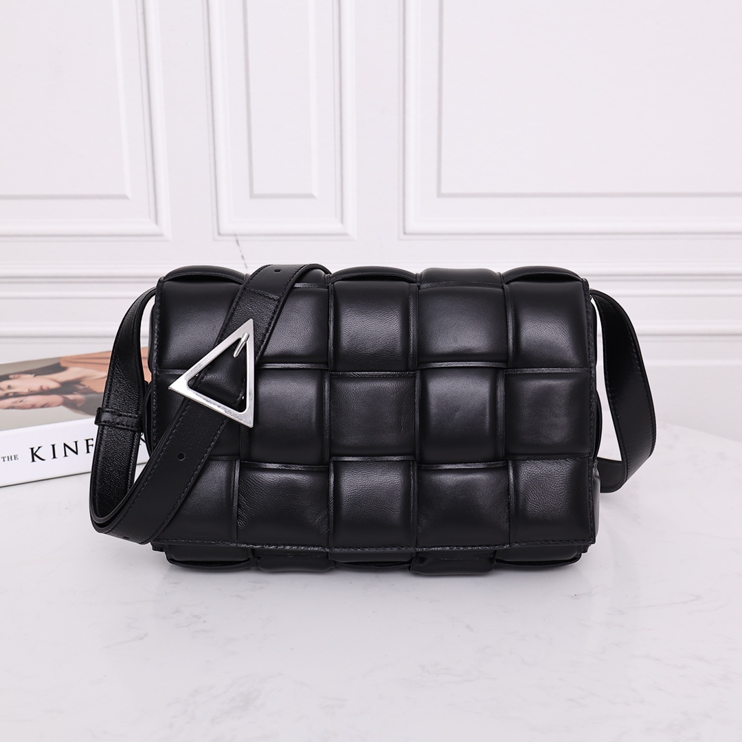 Bottega Veneta Padded Cassette Bag(26*18*8CM) - PerfectKickZ