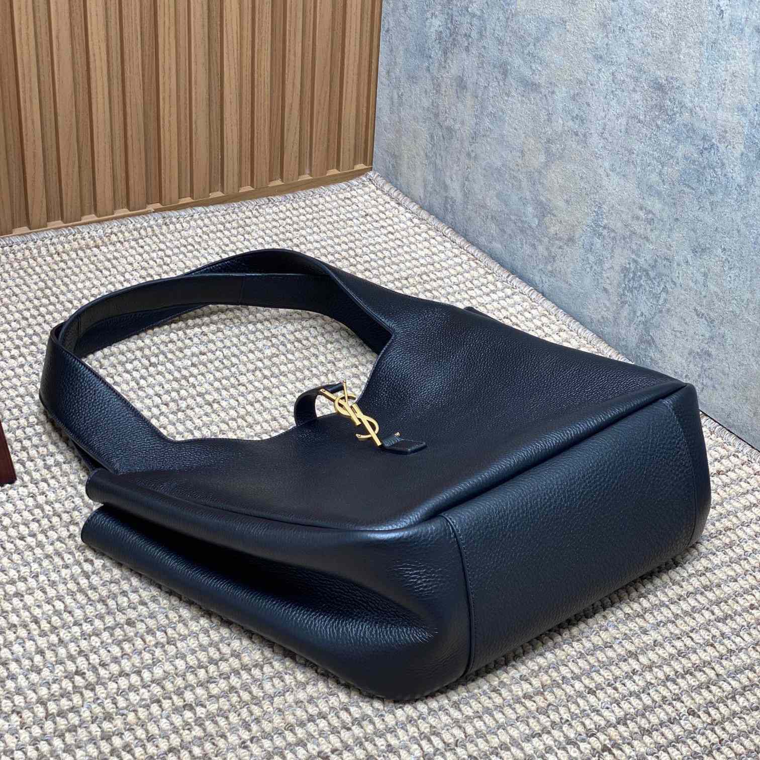 Saint Laurent Bea Tote In Grained Leather - 