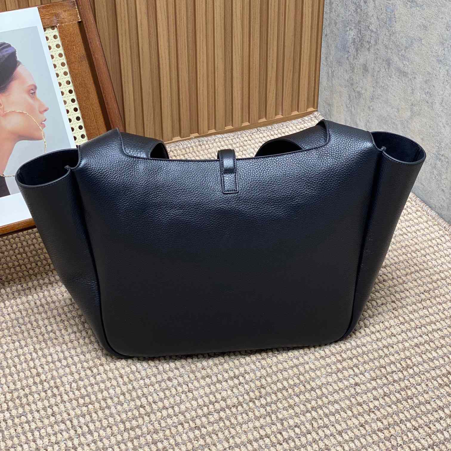Saint Laurent Bea Tote In Grained Leather - 