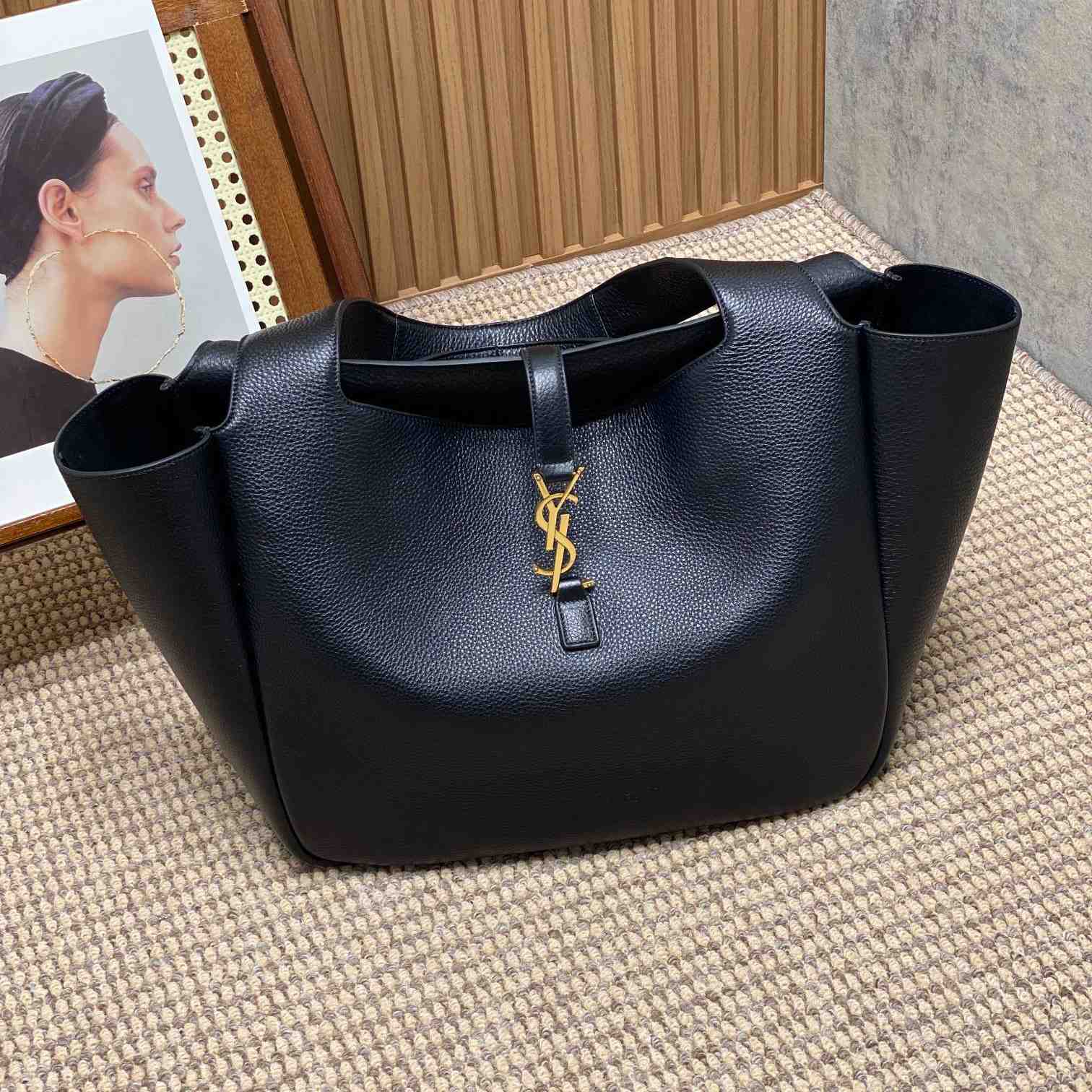 Saint Laurent Bea Tote In Grained Leather - 