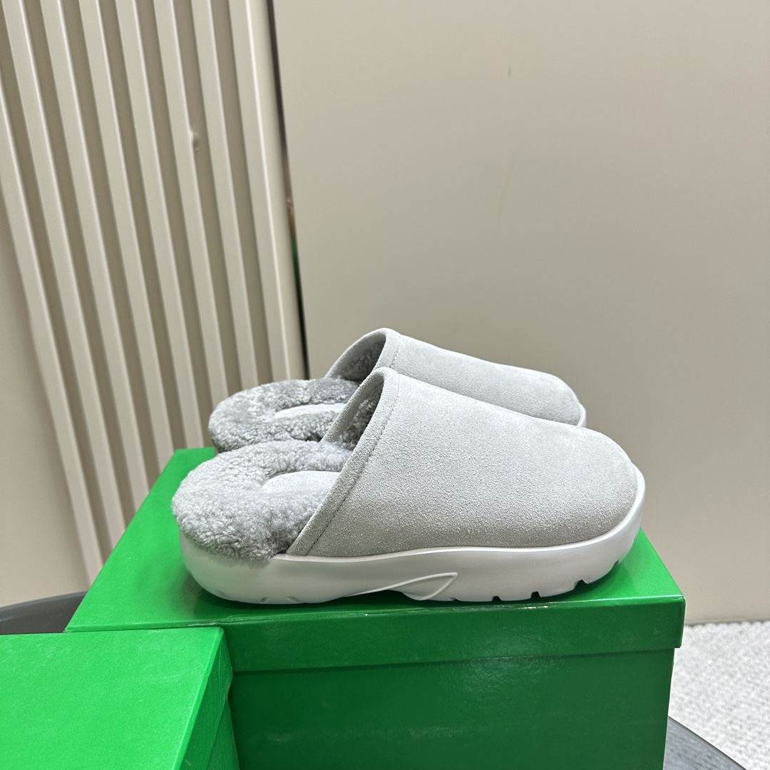 Bottega Veneta Calfskin Flat Snap Slippers - PerfectKickZ