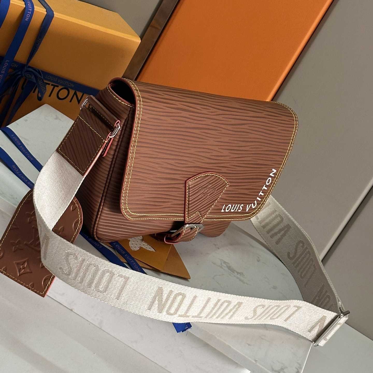 Louis Vuitton Montsouris Messenger   M23097 - PerfectKickZ