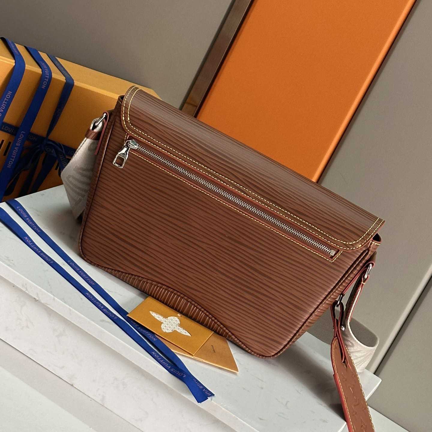 Louis Vuitton Montsouris Messenger   M23097 - PerfectKickZ