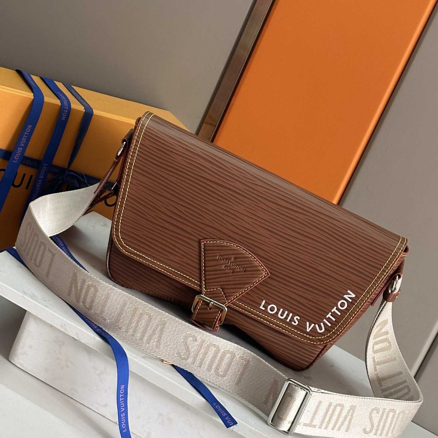 Louis Vuitton Montsouris Messenger   M23097 - PerfectKickZ