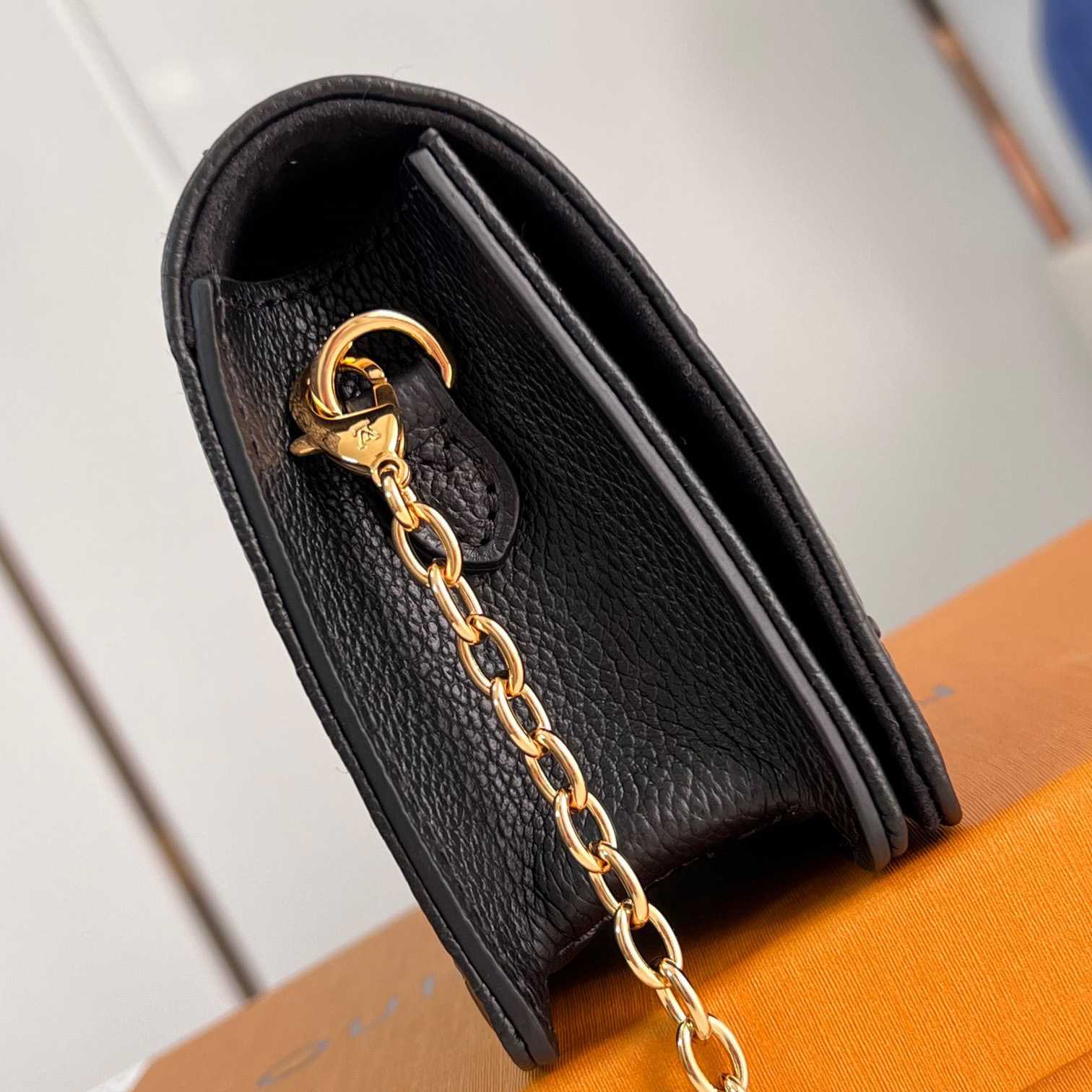 Louis Vuitton Wallet On Chain Lily    M46919 - 