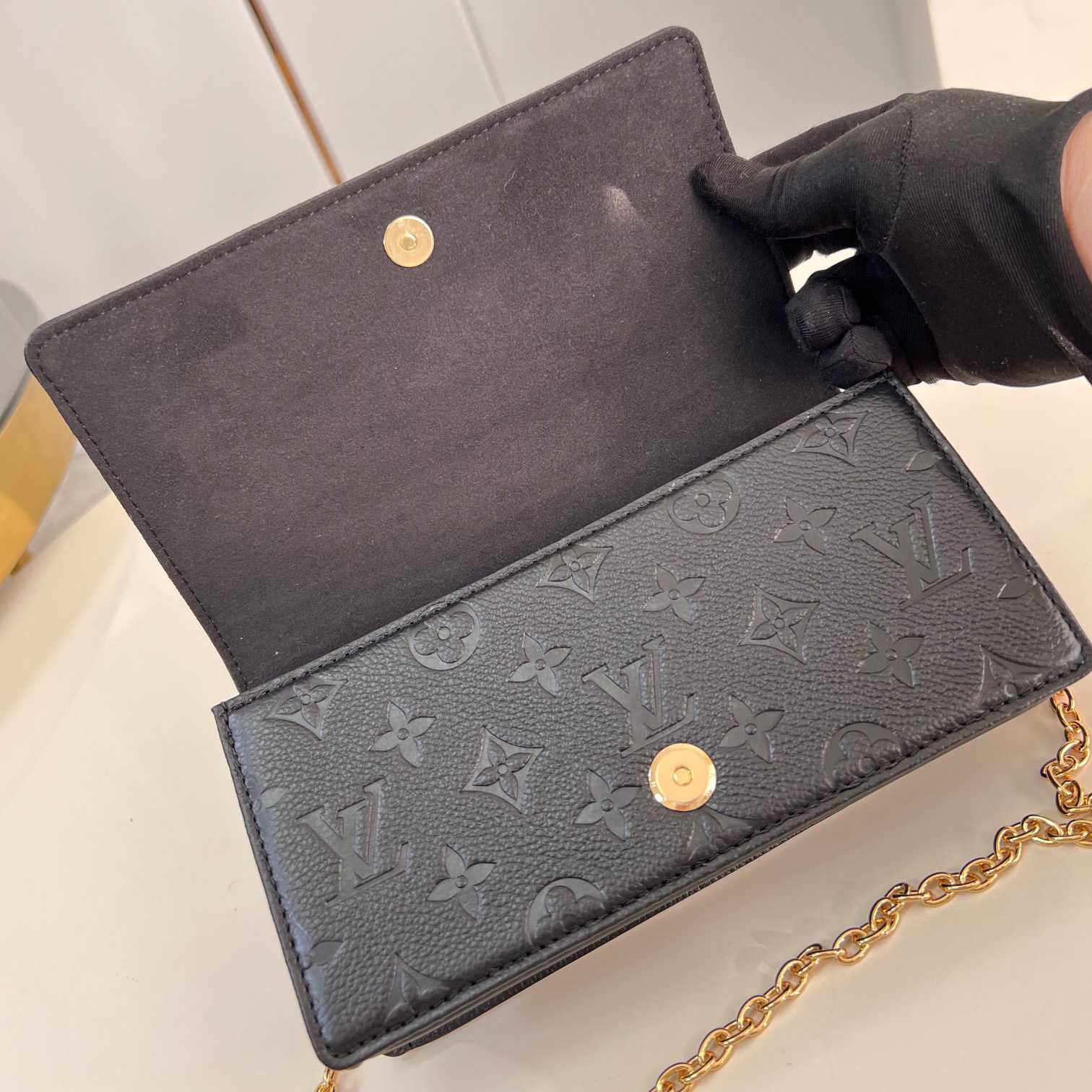 Louis Vuitton Wallet On Chain Lily    M46919 - 