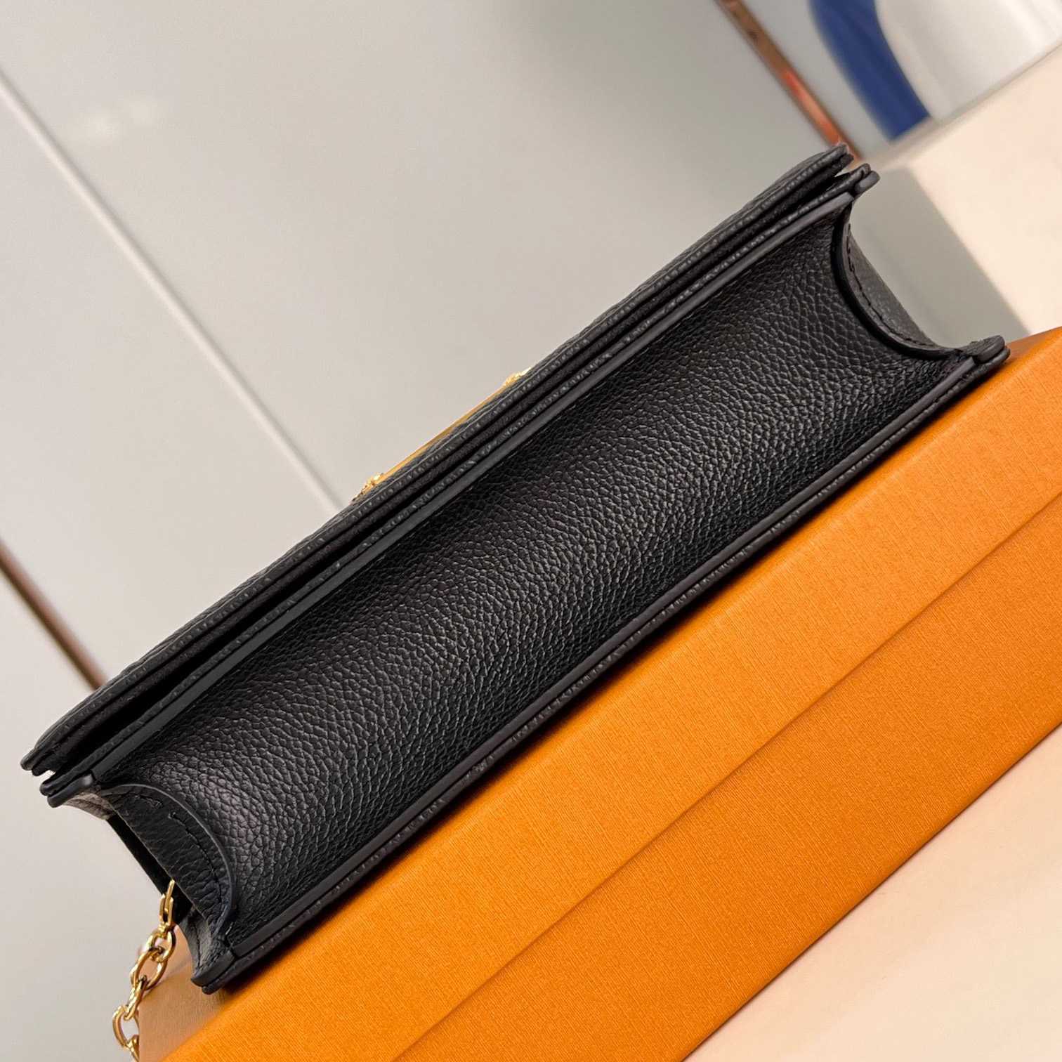 Louis Vuitton Wallet On Chain Lily    M46919 - 