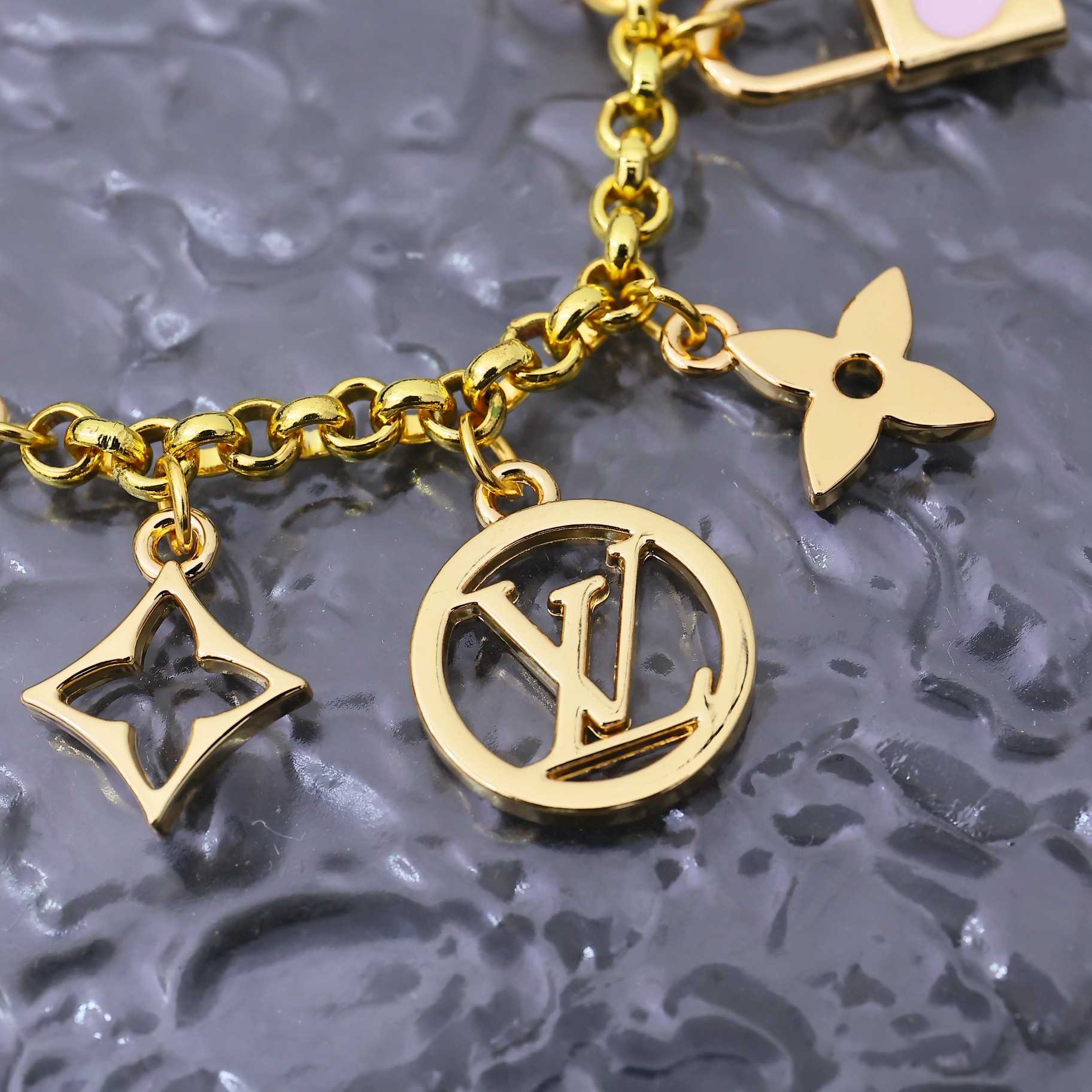 Louis Vuitton LV Iconic Heart Bag Charm    M01421 - PerfectKickZ