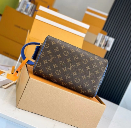 Louis Vuitton Dopp Kit      M46763 - 