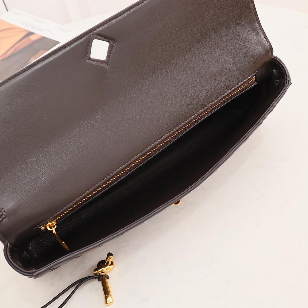 Bottega Veneta Long Clutch Andiamo With Handle - 