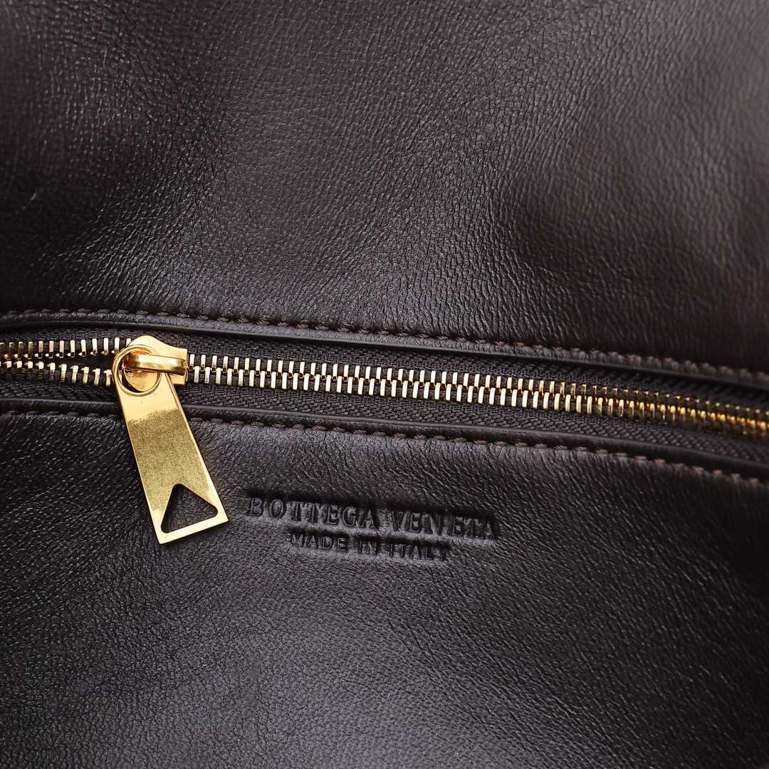 Bottega Veneta Long Clutch Andiamo With Handle - 