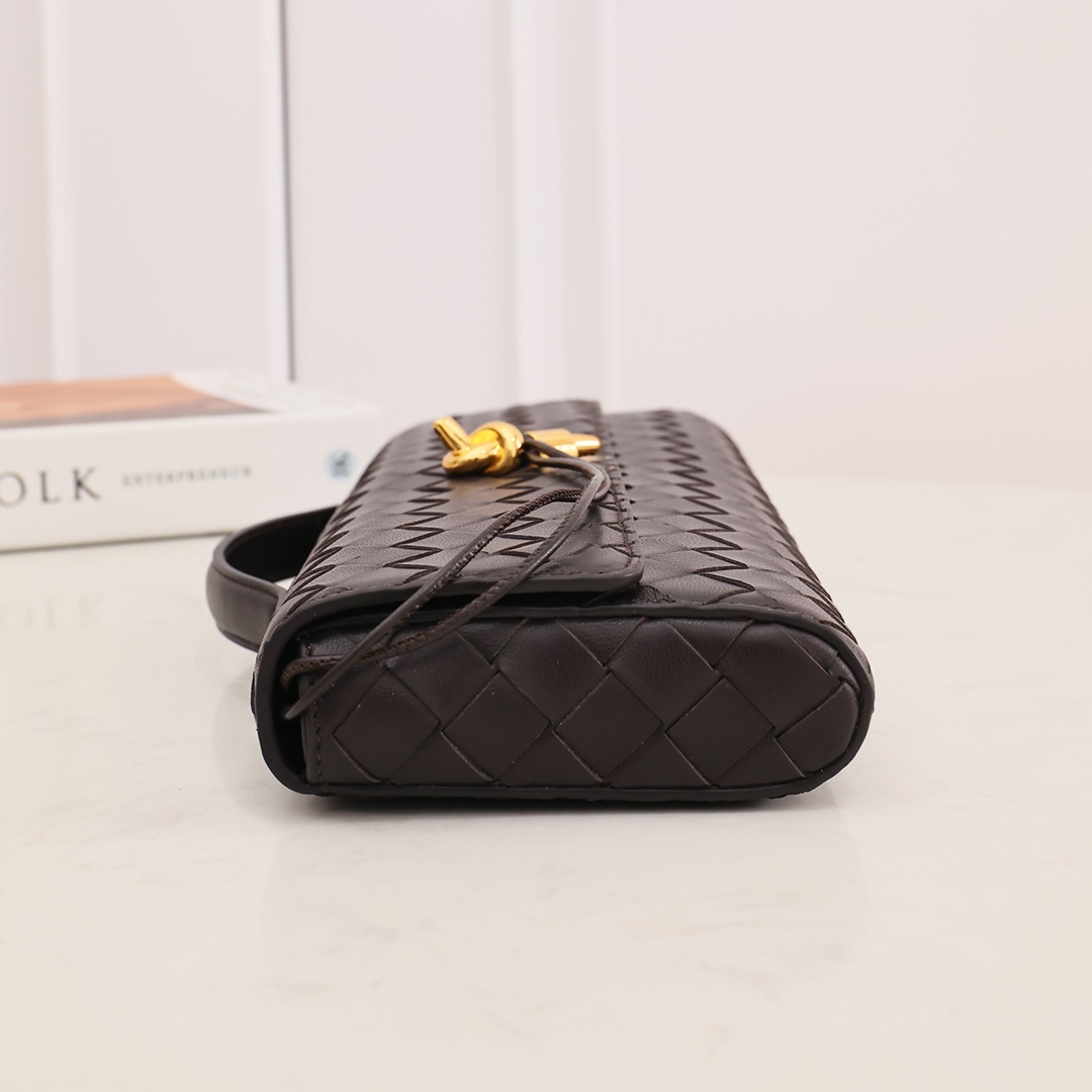 Bottega Veneta Long Clutch Andiamo With Handle - 