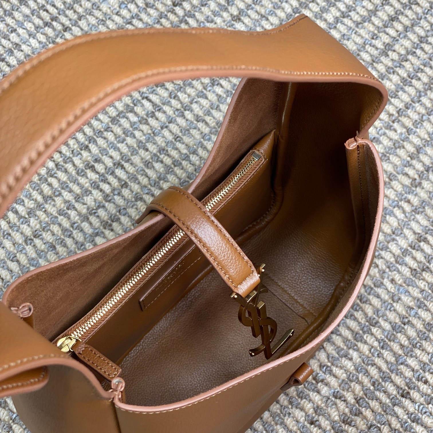 Saint Laurent LE 5 À 7 Supple Small In Grained Leather - 