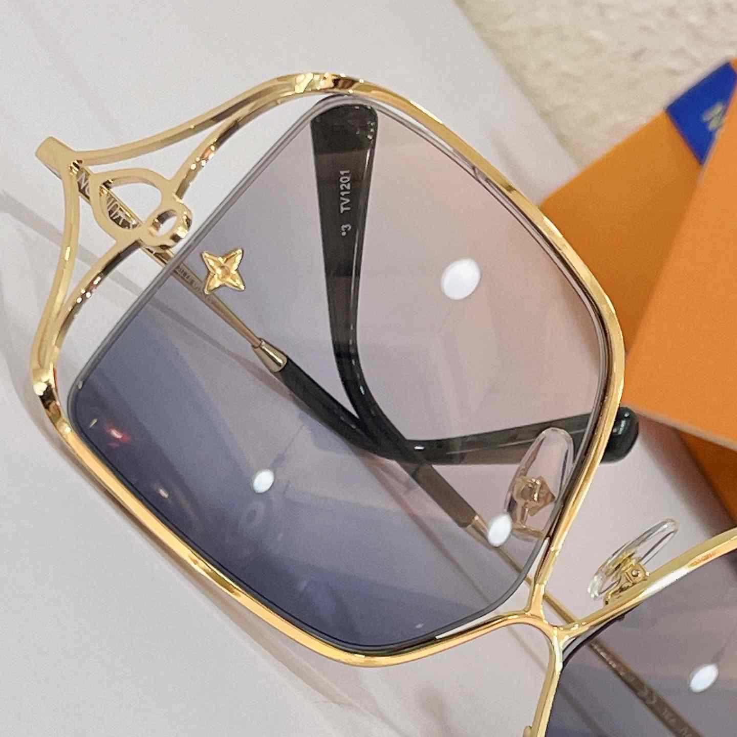 Louis Vuitton LV Petal Square Sunglasses   Z1629 - PerfectKickZ