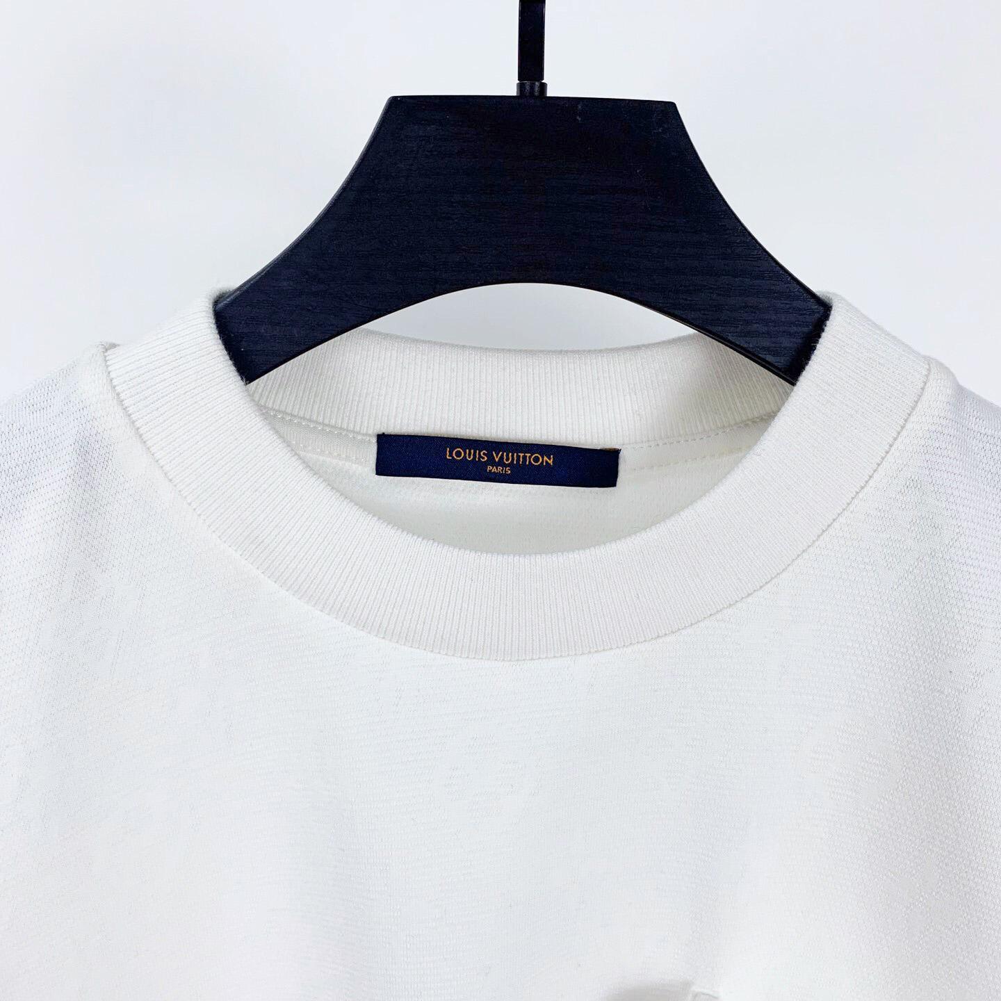 Louis Vuitton Signature 3D Pocket Monogram T-Shirt   1A5VI6 - PerfectKickZ