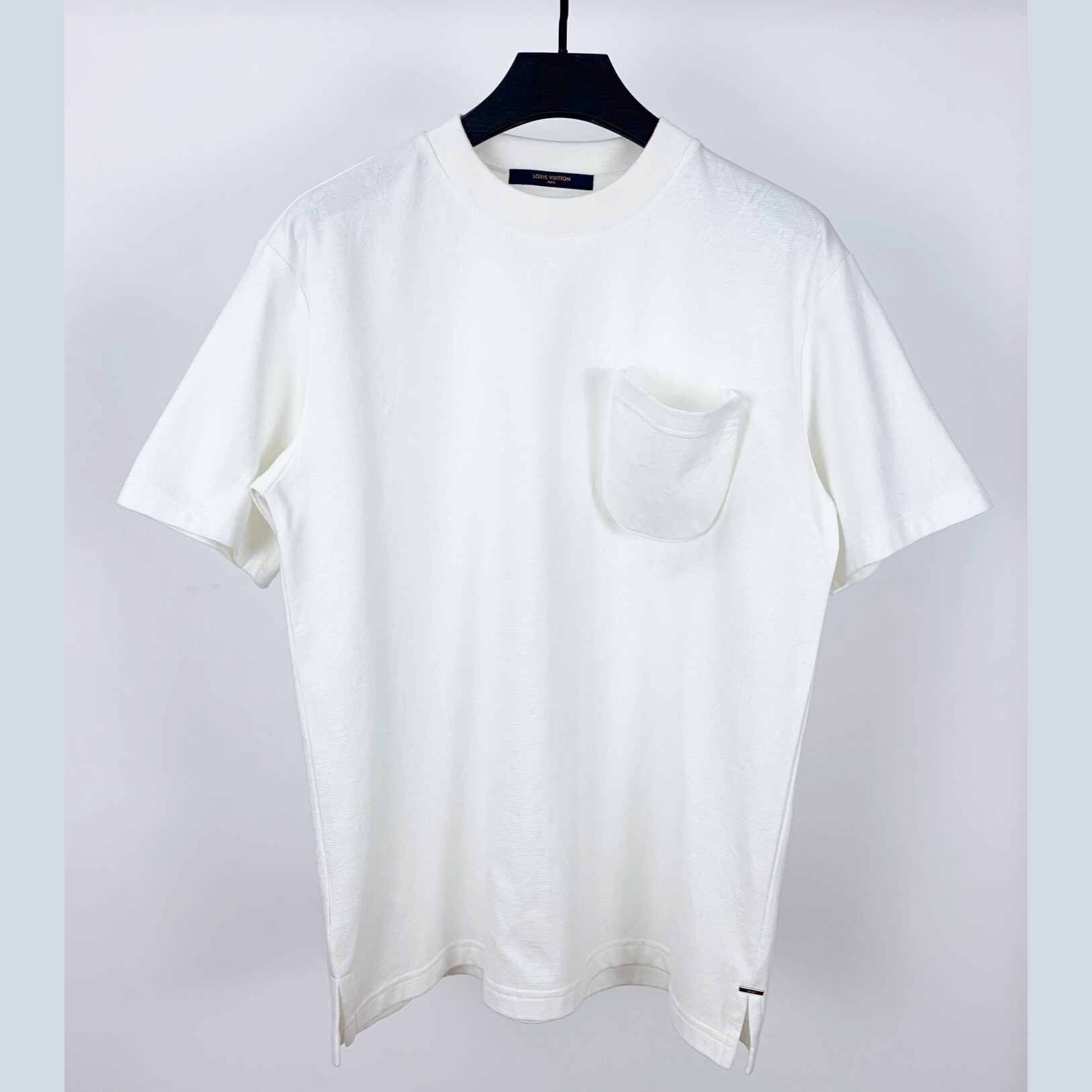 Louis Vuitton Signature 3D Pocket Monogram T-Shirt   1A5VI6 - PerfectKickZ