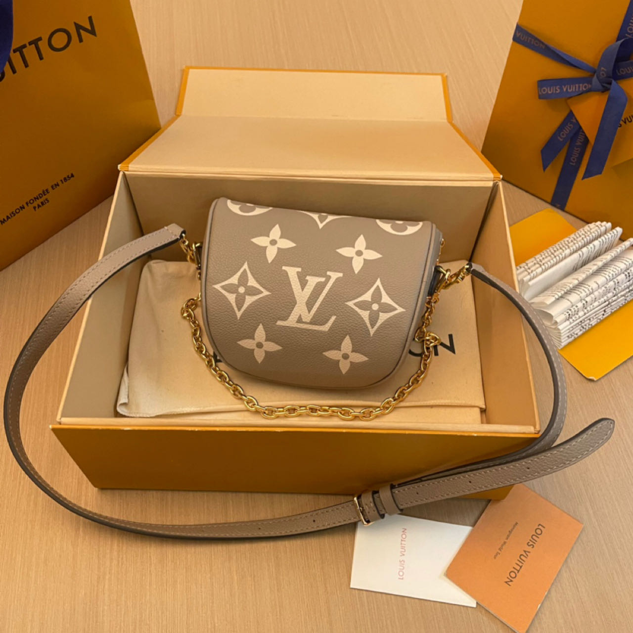 Louis Vuitton Mini Bumbag   M83219 - PerfectKickZ