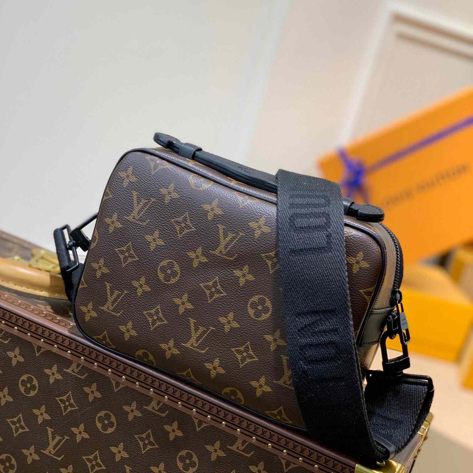 Louis Vuitton S Lock Messenger    M45806 - 