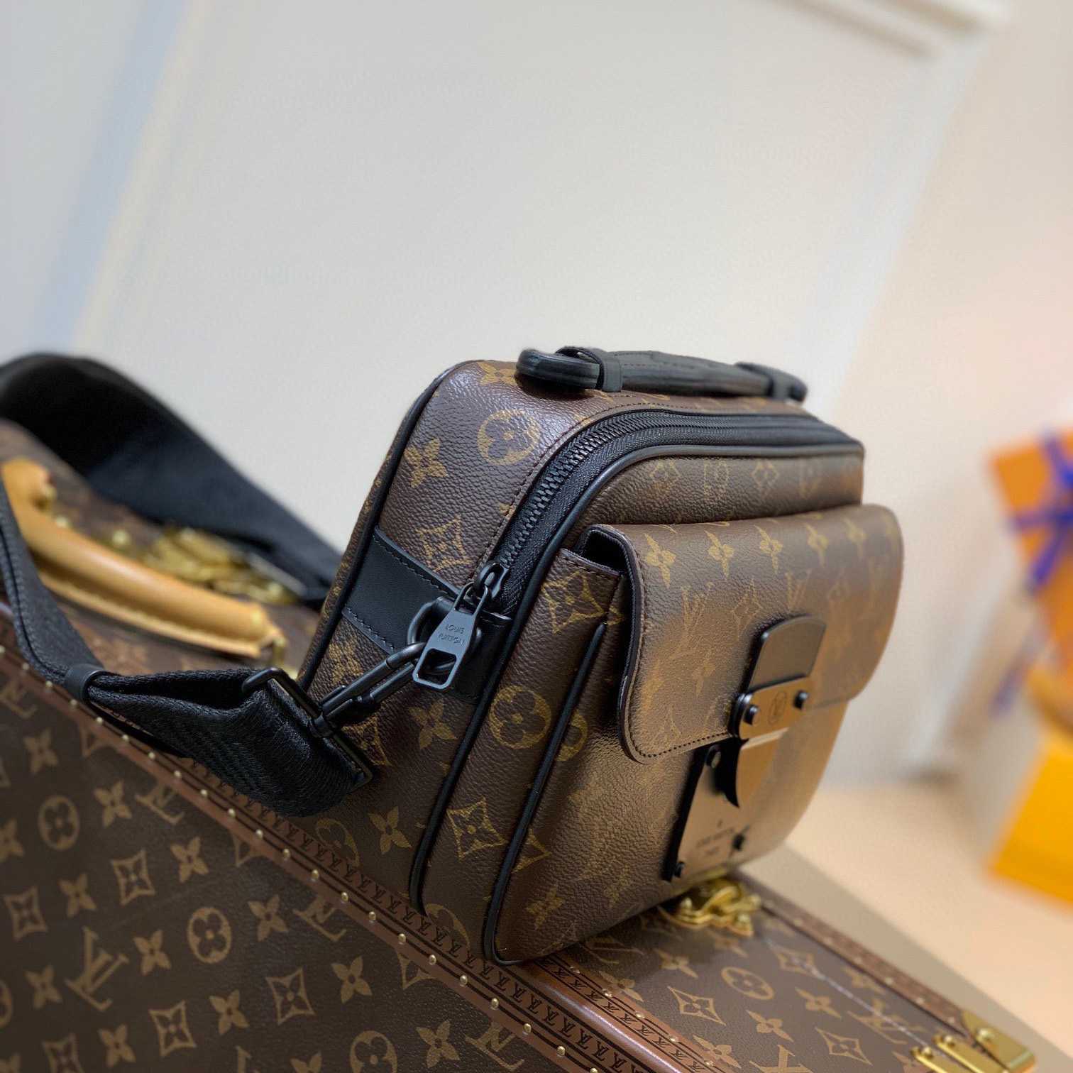 Louis Vuitton S Lock Messenger    M45806 - 