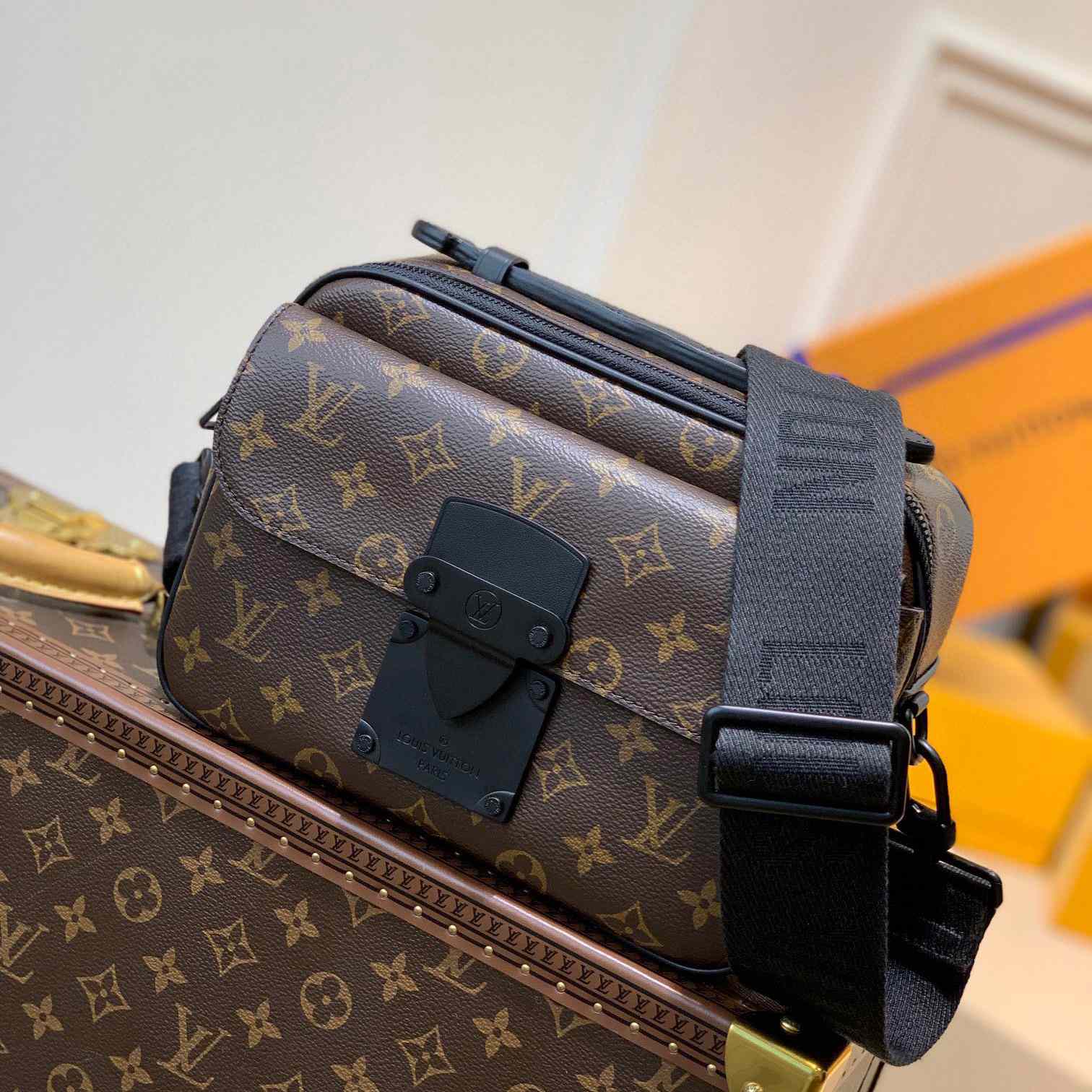 Louis Vuitton S Lock Messenger    M45806 - PerfectKickZ
