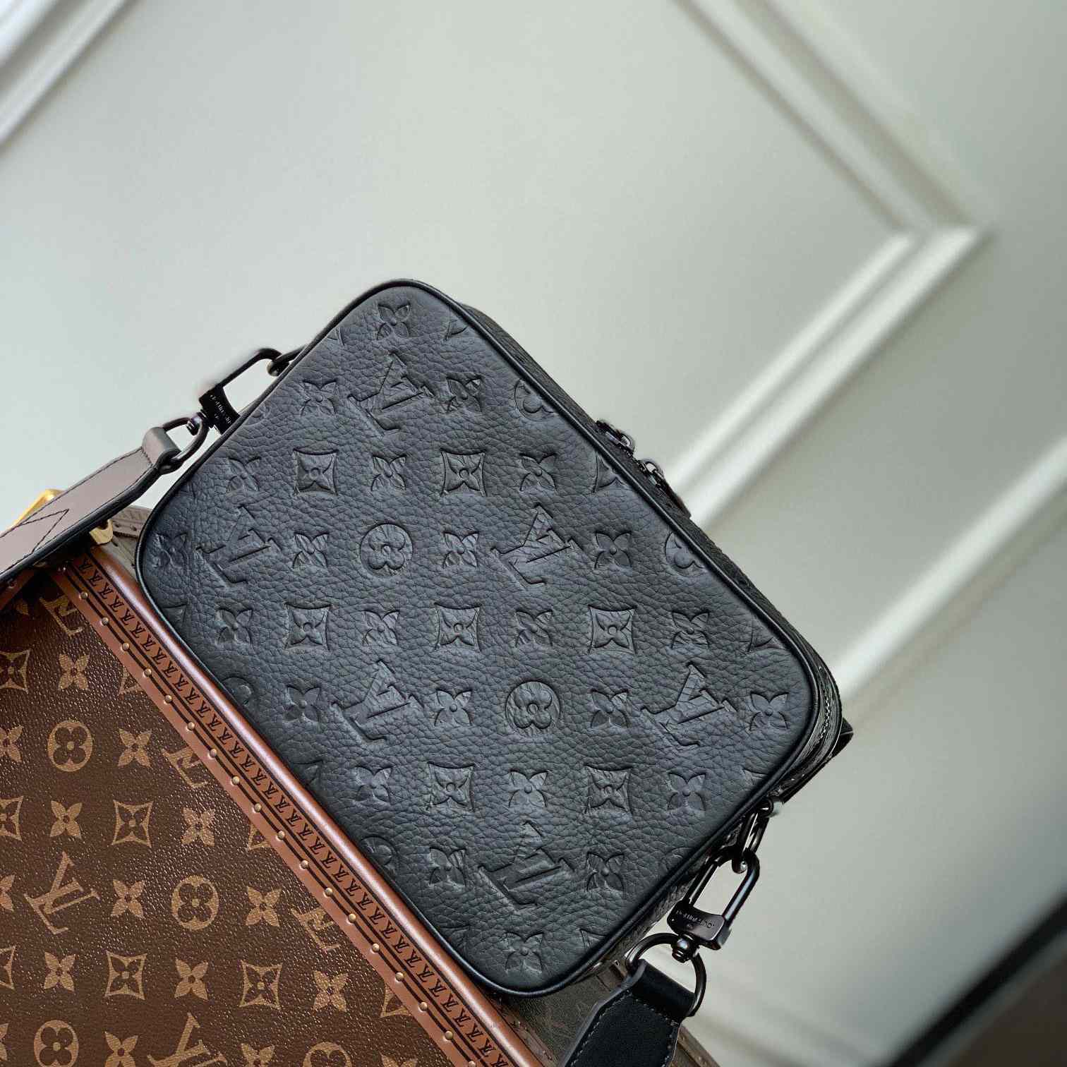 Louis Vuitton Steamer Messenger       M23742 - PerfectKickZ