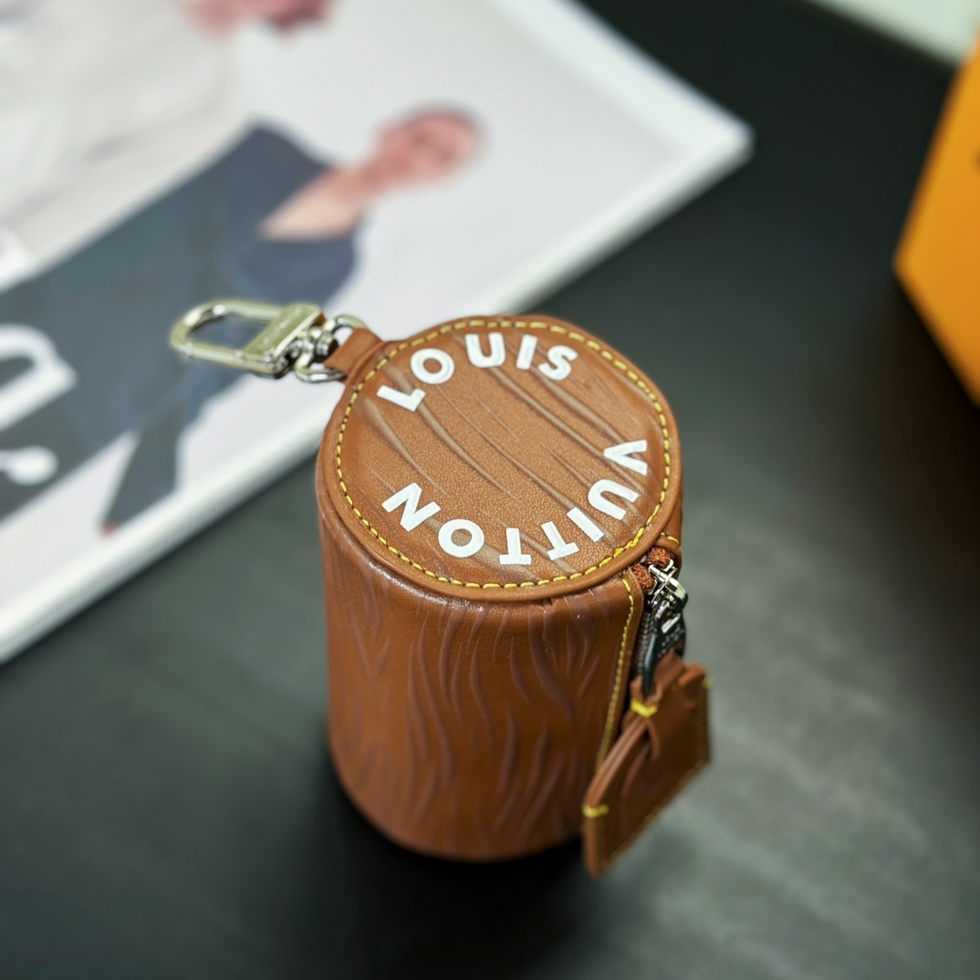 Louis Vuitton Soft Polochon Pouch Key Holder And Bag Charm      M01401 - PerfectKickZ