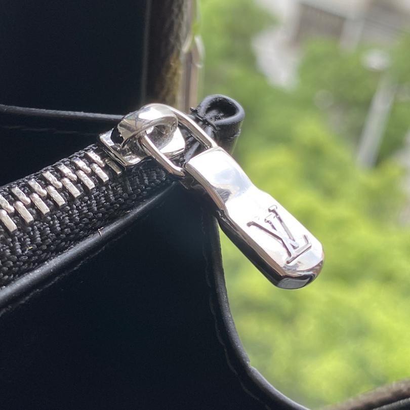 Louis Vuitton Clutch Box   M20252 - PerfectKickZ