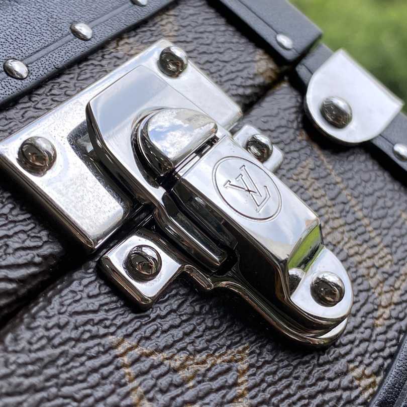 Louis Vuitton Clutch Box   M20252 - PerfectKickZ