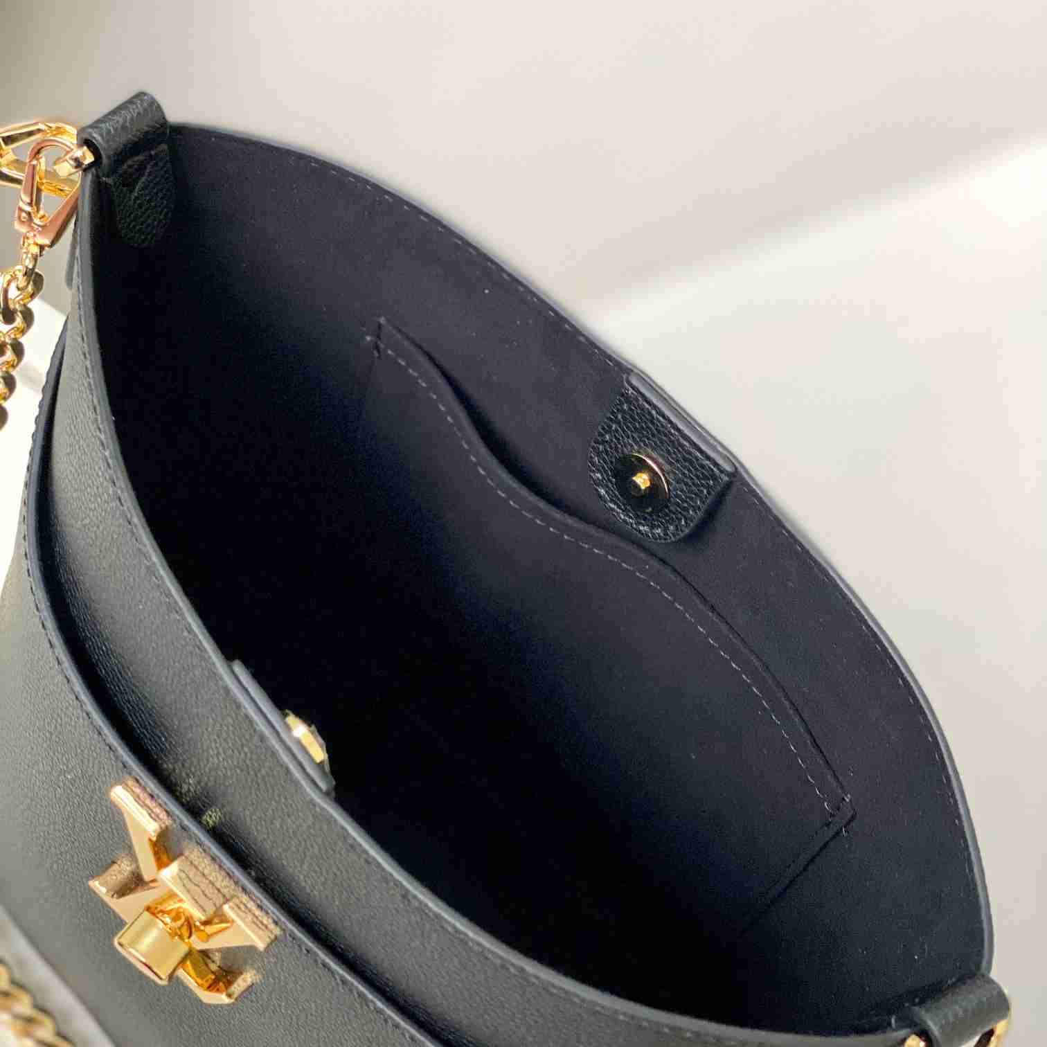 Louis Vuitton Lock and Walk    M24006 - PerfectKickZ