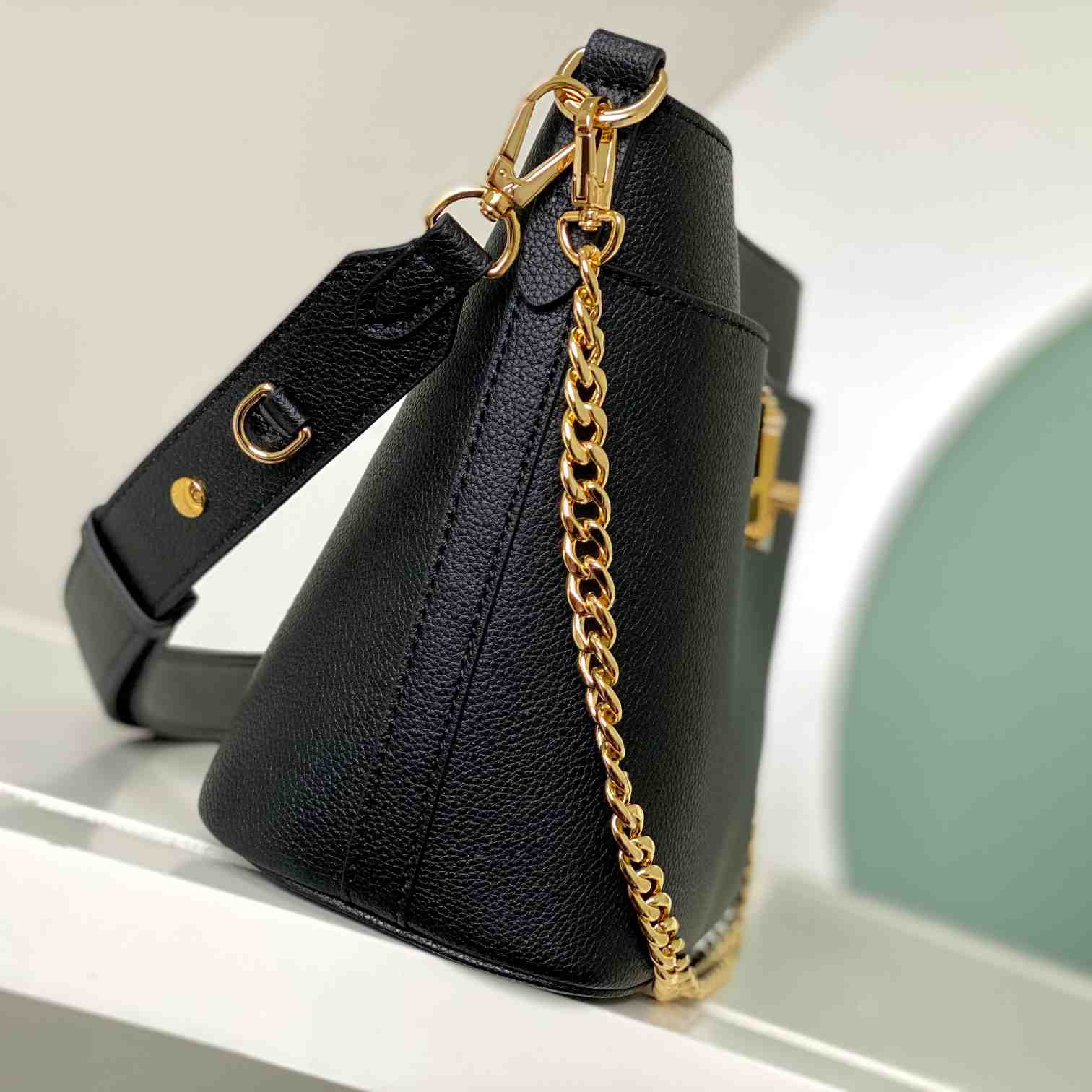 Louis Vuitton Lock and Walk    M24006 - PerfectKickZ