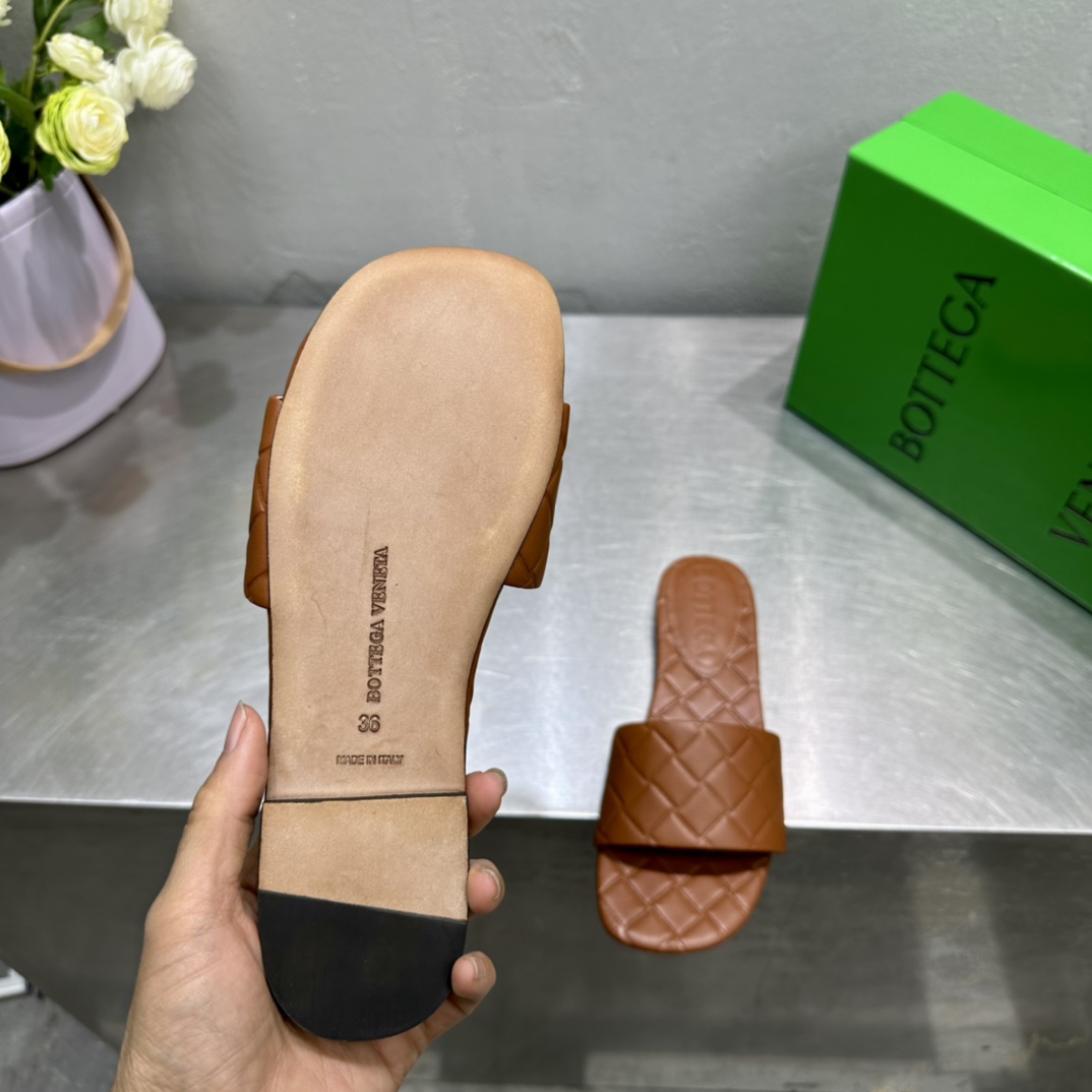 Bottega Veneta Amy Flat Mule - PerfectKickZ