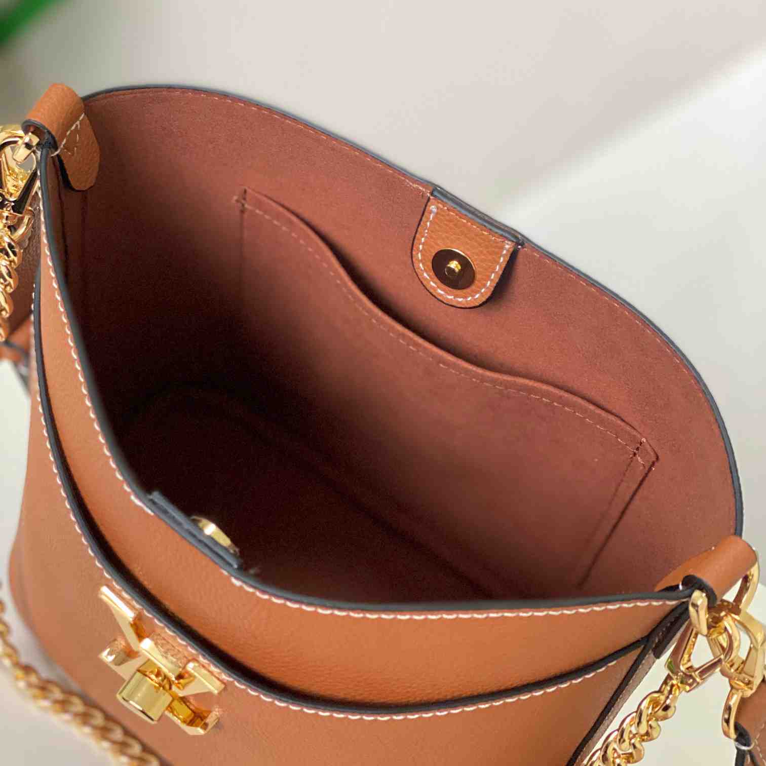 Louis Vuitton Lock and Walk    M24165 - PerfectKickZ