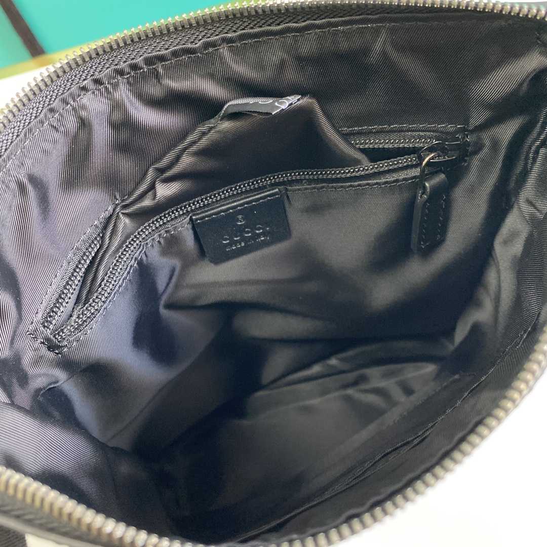 Gucci Web GG Supreme Flat Messenger  - 