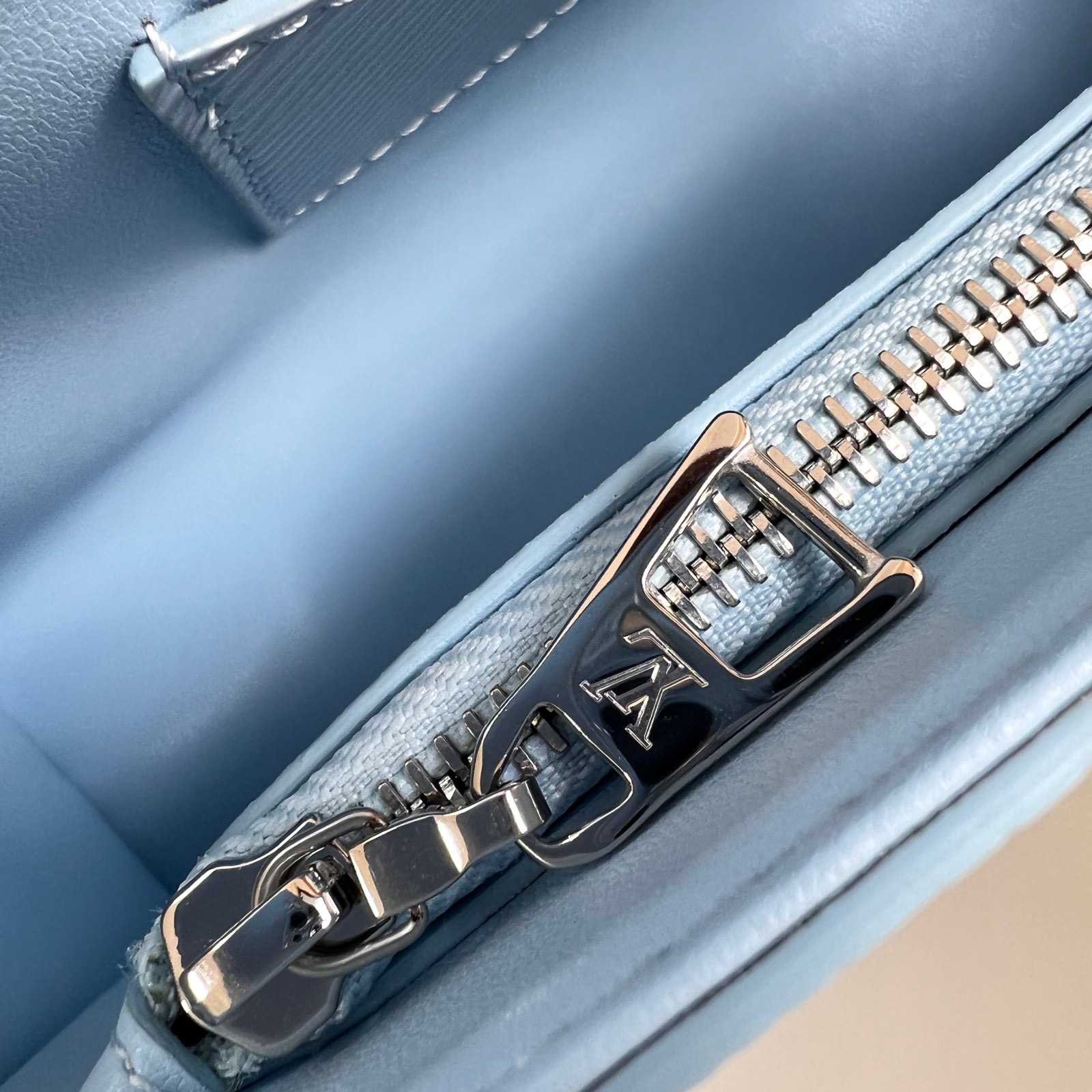 Louis Vuitton Twist West   M24566 - PerfectKickZ