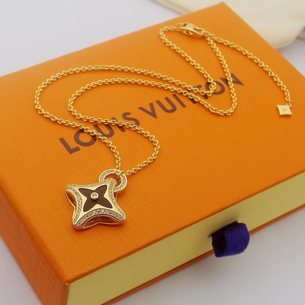 Louis Vuitton Ever Blossom Pendant, Yellow Gold - PerfectKickZ
