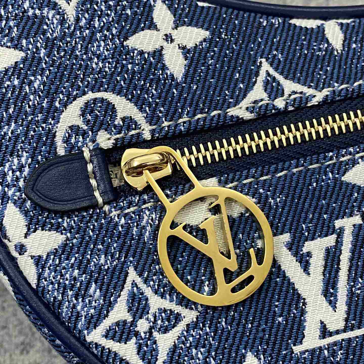  Louis Vuitton Loop Bag  (24-22-6cm) - PerfectKickZ