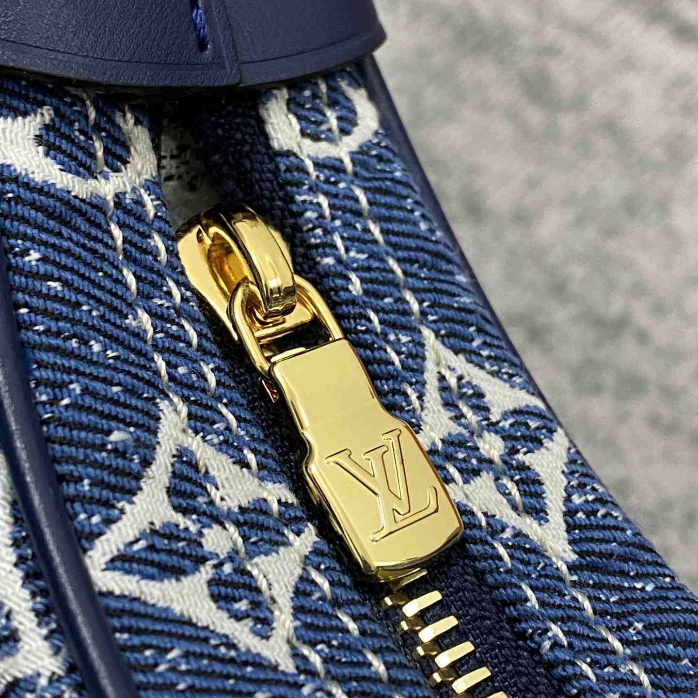  Louis Vuitton Loop Bag  (24-22-6cm) - PerfectKickZ
