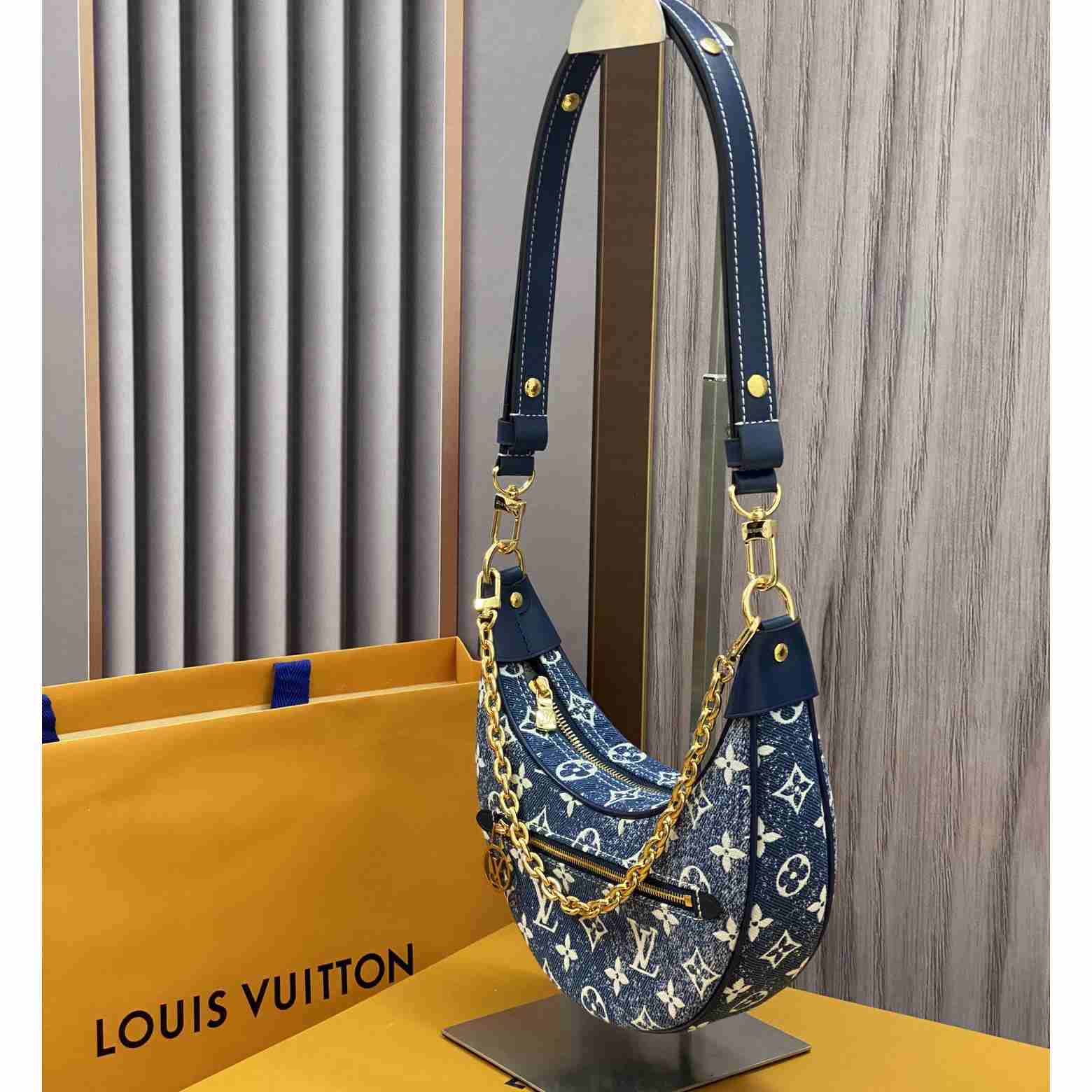  Louis Vuitton Loop Bag  (24-22-6cm) - PerfectKickZ