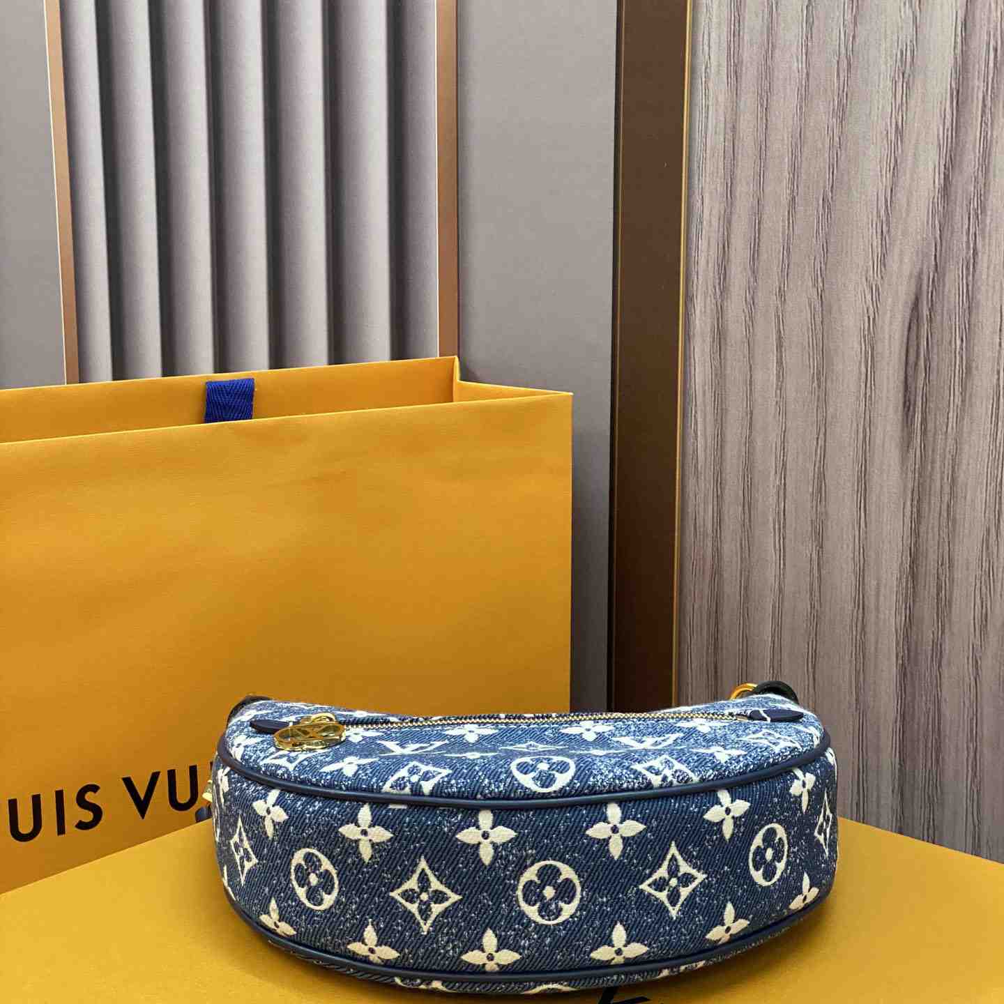  Louis Vuitton Loop Bag  (24-22-6cm) - PerfectKickZ