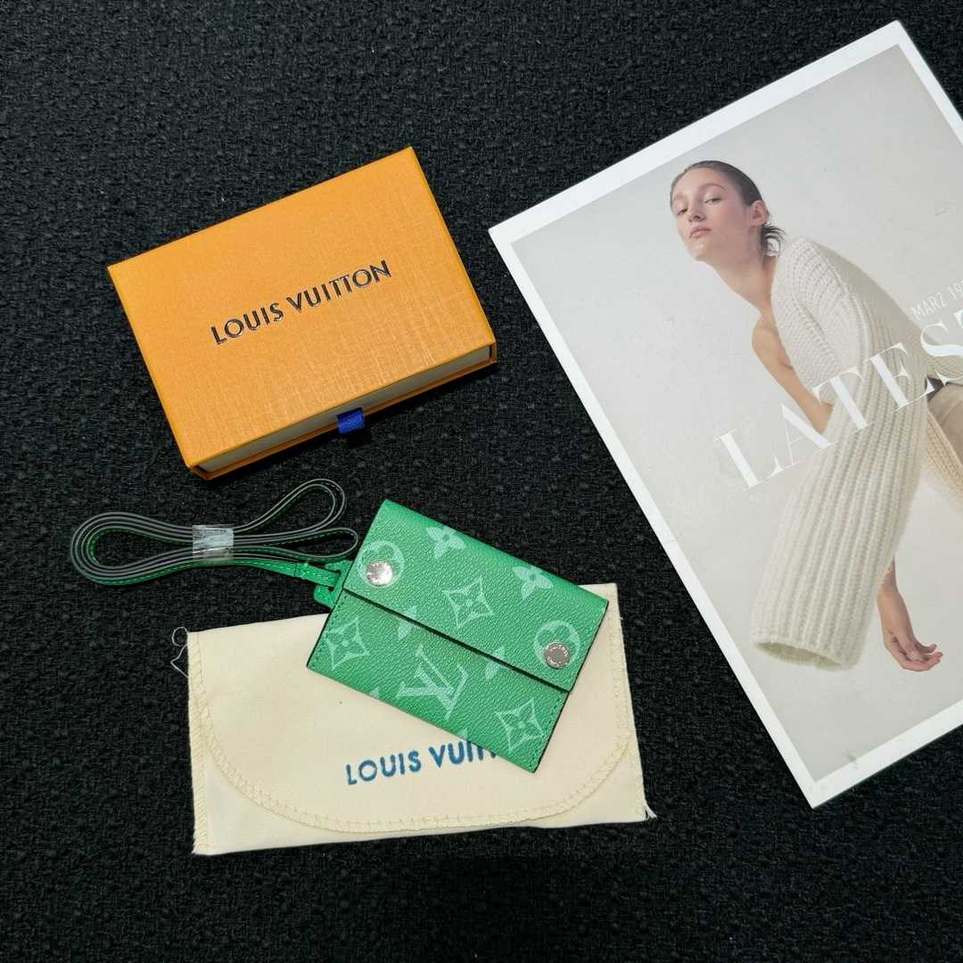 Louis Vuitton Card Holder Necklace  M83153 - PerfectKickZ